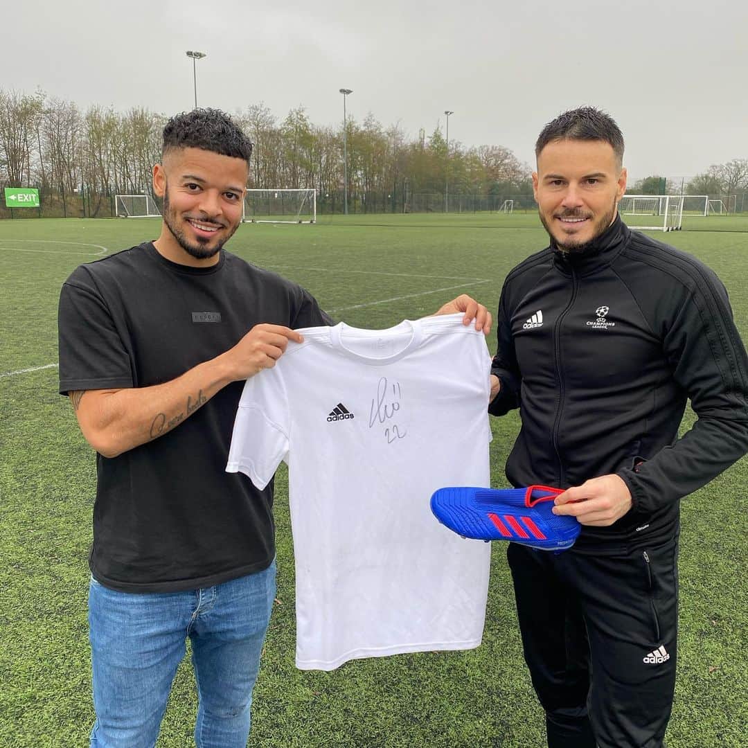 F2Freestylersのインスタグラム：「🚨HALFWAY - ISCO GIVEAWAY!🚨 Signed @iscoalarcon shirt and boot in today’s giveaway! 🤩 Tag 2 midfield maestros below! 👇 VVD and Courtois winners announced today on story! 👀🗣 #f2daysofchristmas」