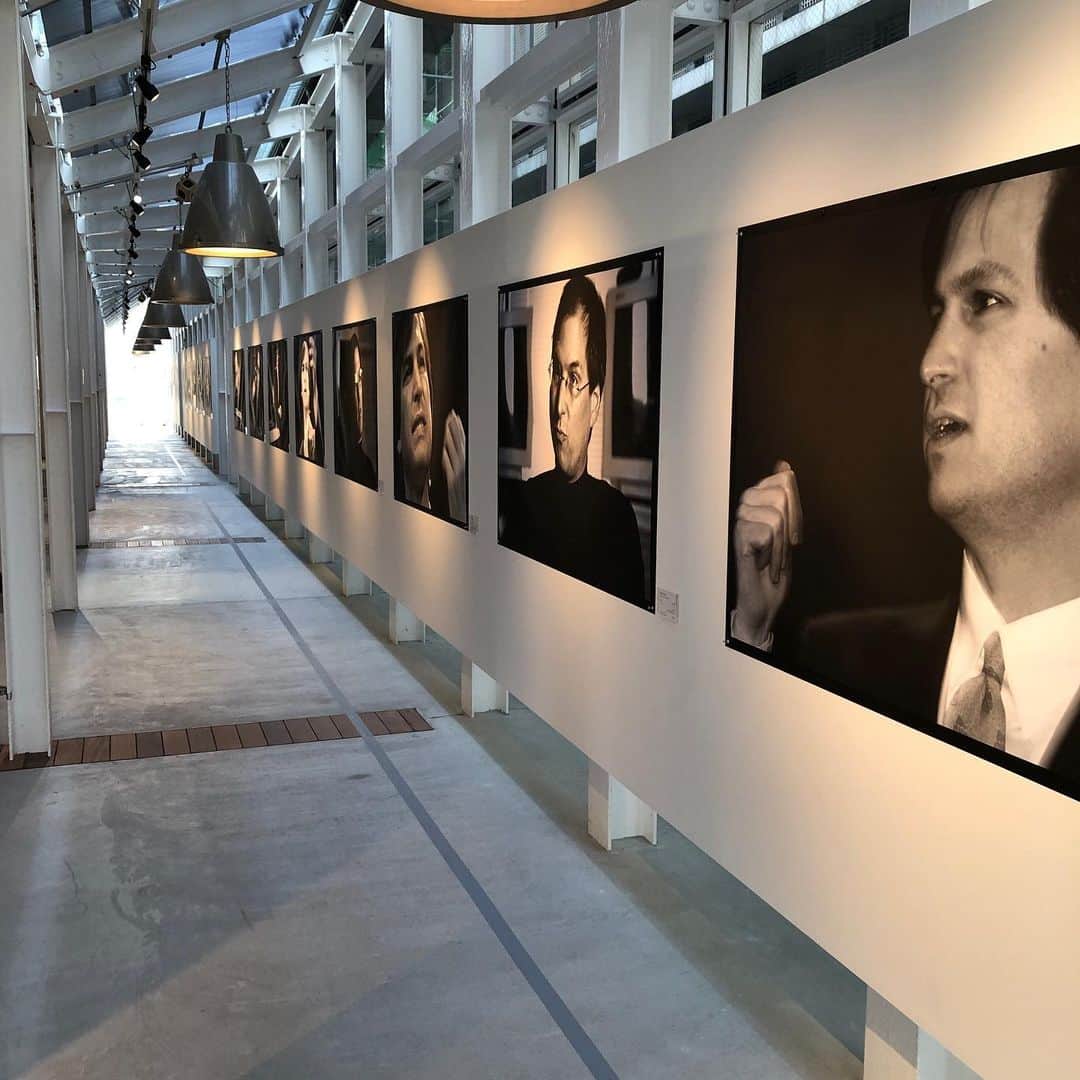 Warehouse TERRADA 寺田倉庫のインスタグラム：「明日スタートする展覧会の様子を少しだけ  天王洲の「WHAT CAFE」はギャラリーとカフェが融合する空間です。 明日から2021年1月11日（月・祝）まで「THE THINKERS」展を開催します。  写真家・小平尚典氏の写真作品にフォーカス。 スティーブ・ジョブズやヴィヴィアン・ウエストウッドといったレジェンド達の写真を展示します。 また写真から着想を得たアート作品をアートカンパニーOVERALLsが新たに制作。 さらに武蔵野美術大学 学生有志と京都芸術大学による作品展示や共創アートを実施します。  併設のカフェではアートに囲まれながらのランチやティータイムも過ごせます。  詳しくはこちらから→ @whatcafe_terrada」