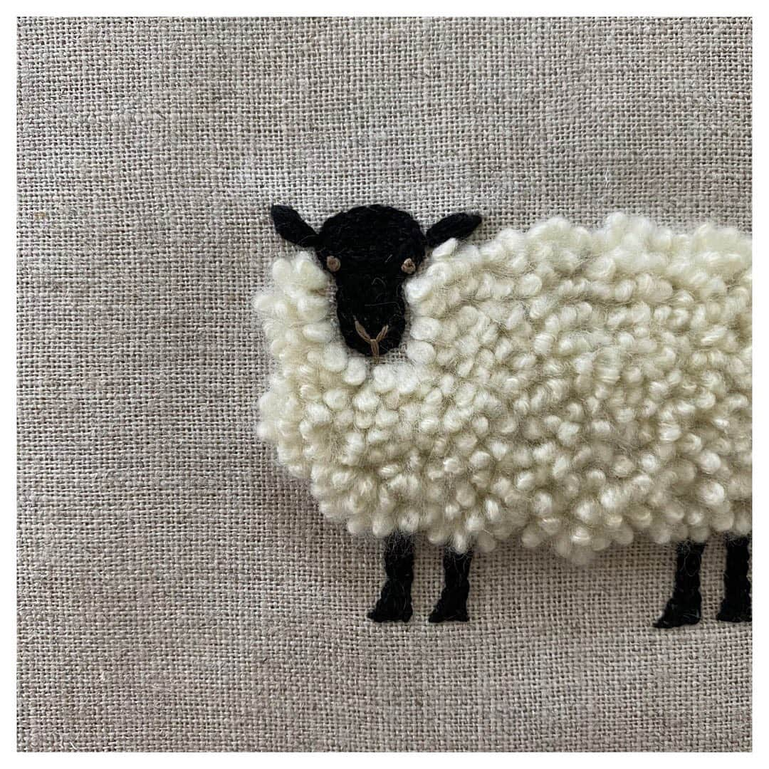 樋口愉美子さんのインスタグラム写真 - (樋口愉美子Instagram)「. Sheep embroidery🐏🐑 黒い顔の羊。 #動物刺繍 本に載っている羊をパンチニードルでアレンジ。もこもこボディは細い毛糸を使っています。背景の羊たちはリネンバードで購入したポスターです。 . . 発売中「#刺繍糸で愉しむパンチニードル 」﻿樋口愉美子（主婦と生活社）﻿ . . #punchneedle #needlepunch #embroiderydesign #embroidery #アニマル柄 #刺繍 #刺しゅう #handmade #パンチニードル #刺繍糸 #ニードルパンチ #dmcthreads #樋口愉美子 #yumikohiguchi #punchneedleworld #Sheep #羊 #リネンバード」12月18日 19時19分 - yumikohiguchi