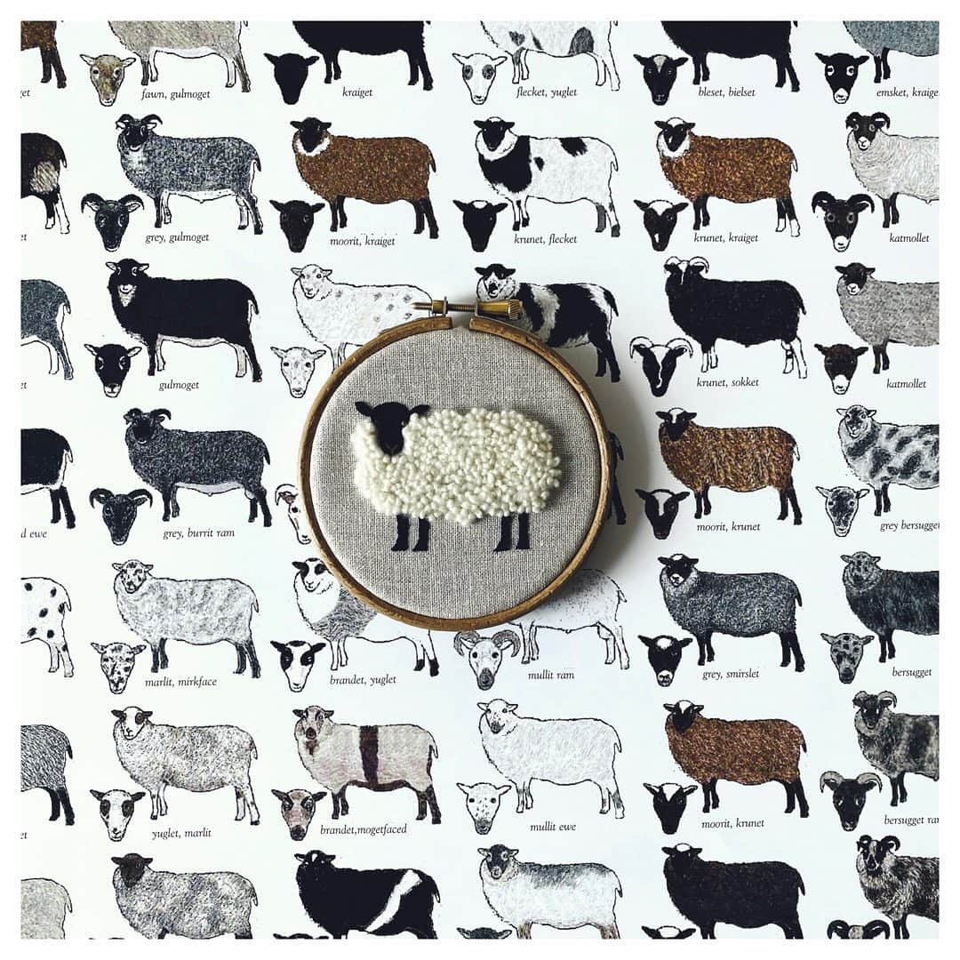 樋口愉美子さんのインスタグラム写真 - (樋口愉美子Instagram)「. Sheep embroidery🐏🐑 黒い顔の羊。 #動物刺繍 本に載っている羊をパンチニードルでアレンジ。もこもこボディは細い毛糸を使っています。背景の羊たちはリネンバードで購入したポスターです。 . . 発売中「#刺繍糸で愉しむパンチニードル 」﻿樋口愉美子（主婦と生活社）﻿ . . #punchneedle #needlepunch #embroiderydesign #embroidery #アニマル柄 #刺繍 #刺しゅう #handmade #パンチニードル #刺繍糸 #ニードルパンチ #dmcthreads #樋口愉美子 #yumikohiguchi #punchneedleworld #Sheep #羊 #リネンバード」12月18日 19時19分 - yumikohiguchi