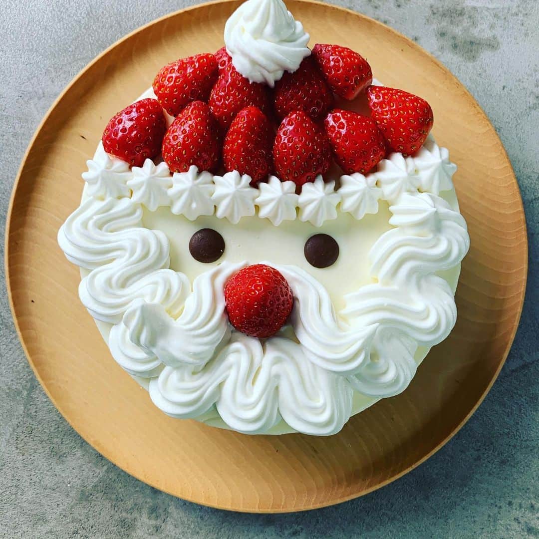 のインスタグラム：「是非今年のクリスマスはフィラデルフィアクリームチーズのチーズケーキ診断レシピを使って簡単チーズケーキサンタを作ってみてください❣️✨ #簡単チーズケーキ #子供が大喜びでした❣️ #今年のクリスマスケーキはこれで決まり🎄❤️✨ #🎂🎄 #フィラデルフィアクリームチーズ #そうだチーズケーキ作ろっ！」