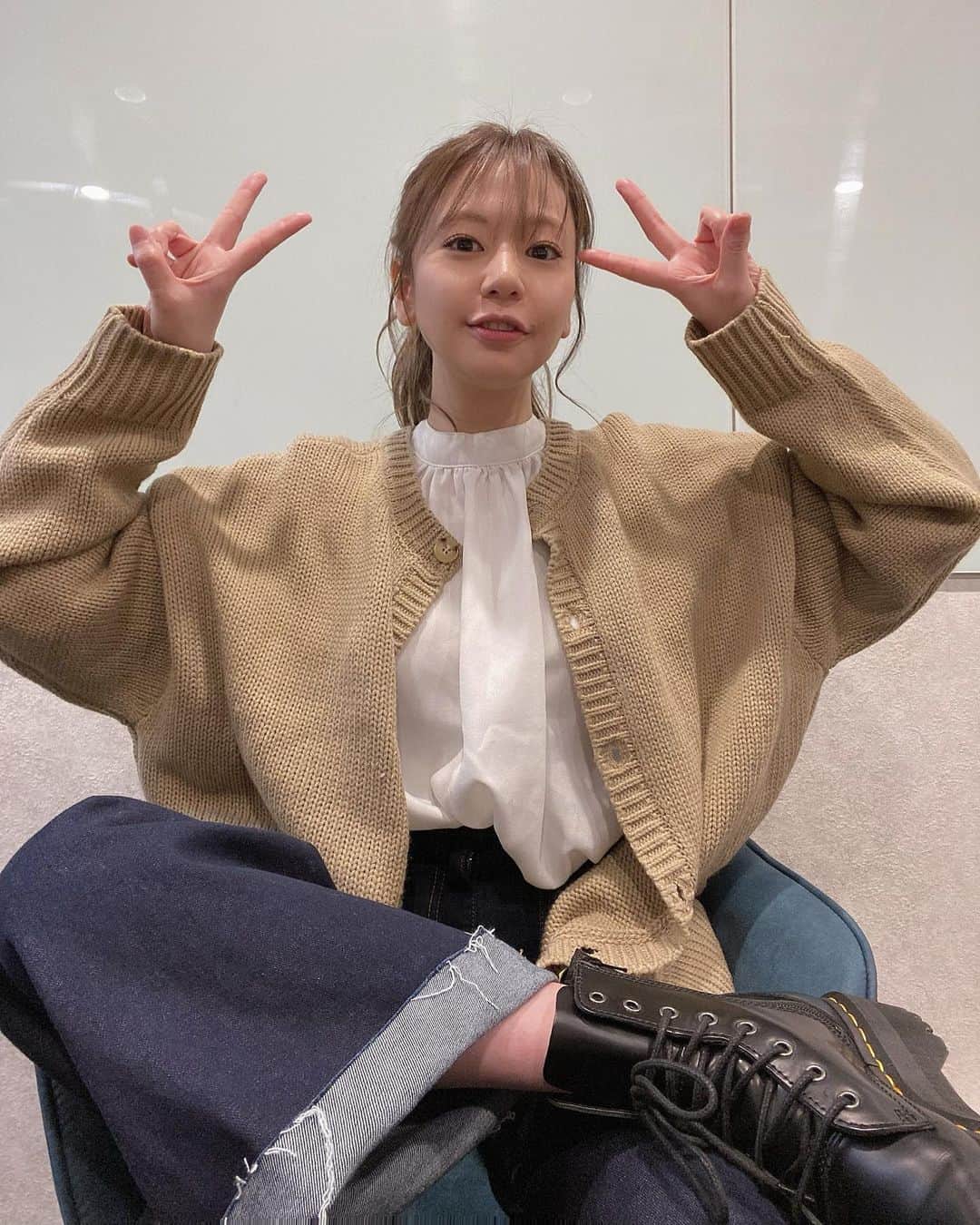 のインスタグラム：「楽屋での礒部はん🦧🍌 今日は収録でしたっ！😆✨ 楽しかったぁ〜🤣🤣 年明けにお知らせ出来そうですっっっ☺️✌️💛🤍 #今日の服 カーディガンでもニットとしても着れちゃう🥰 @classicalelf_official 万能ニット✌️✌️ #クラシカルエルフ #classicalelf#エルフコーデ #ニット#プルオーバー#デザインニット#着回しコーデ」
