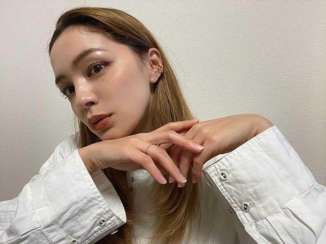 ステファニーのインスタグラム：「💎🌟 繊細で華奢だけどキラキラとした綺麗なダイアモンドが3つ。 私の手元を上品に華やかにしてくれます。 AHKAHのリング、お気に入り。  12/16〜12/31まで 伊勢丹新宿店でPOP-UPストアを開催するそうなので気になる方は是非！  #love #accessories #ahkah #ahkahad #アーカー」