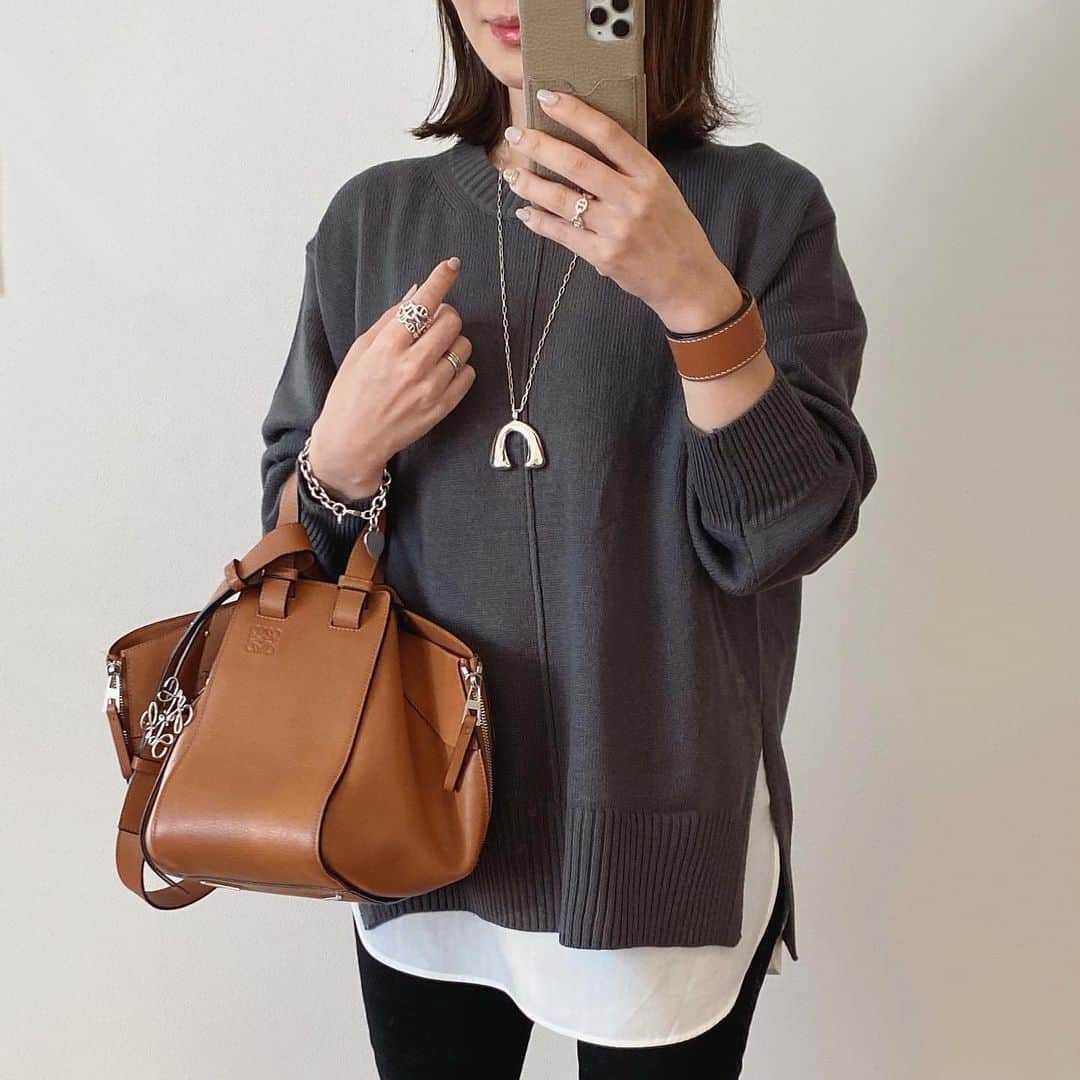 ryokoさんのインスタグラム写真 - (ryokoInstagram)「𝒸ℴℴ𝓇𝒹𝒾𝓃𝒶𝓉ℯ 𓂅 guの #シャツテールコンビネーションセーター  に新色が出てた♡ これは【DARKGRAY】です☺︎可愛い.. 今度もう一色の【LIGHT GRAY】もイロチしたのでまた載せますね☺︎ この色は人気みたいでオンラインはほとんど在庫なかった.. ． ． 𝑘𝑛𝑖𝑡 @gu_for_all_ @gu_global #シャツテールコンビネーションセーター Mサイズ 𝑑𝑒𝑛𝑖𝑚 #motherdenim 𝑏𝑎𝑔 #loewe #loewehammock ． ． ． #guコーデ #みんなのGUコーデ #ジーユー #ロエベ #デニムコーデ #プチプラコーデ #きょコ #ママコーデ #低身長コーデ #おちびコーデ #149cm #ニット #chieko6 #locari #gu #gumania」12月18日 19時26分 - ry.0123
