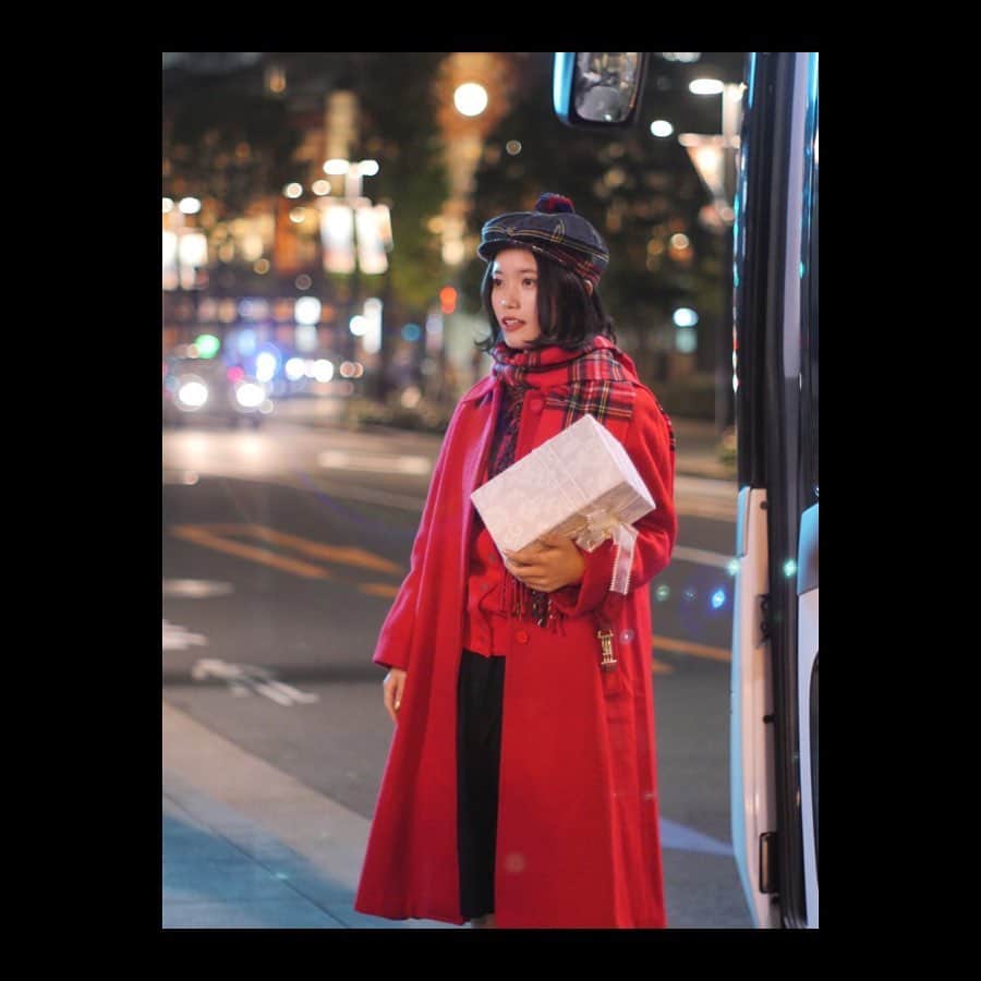 美山加恋のインスタグラム：「天月-あまつき- さんの新曲　「ウインター・ワンダーランド」﻿ MVに出演させていただきました‼︎﻿ ﻿ この季節にぴったりな、とてもかわいい、心躍る曲でした…﻿ ﻿ 撮影では、バスの中、風景とともに心情の変化を出したり、会いたい人に想いをめぐらせました。 どきどき。  ﻿ 頭の中でずっとサビの「ウインター、ウインター、ワンダーランド」が流れながら撮影していました☺️﻿ ﻿ ﻿ 個人的にもすごく久しぶりのMV出演で、﻿ ずーっと願っていたことだったので、本当に本当に嬉しく、﻿ 素敵なクリスマスプレゼントをいただけました🎄﻿ ﻿ ﻿ MVは天月さんの公式YouTubeで見ることができます☺︎﻿ ﻿ ぜひ何度でもご覧ください﻿ ﻿ リンクはこちら👇﻿ https://youtu.be/6vn4PDZzBIc」