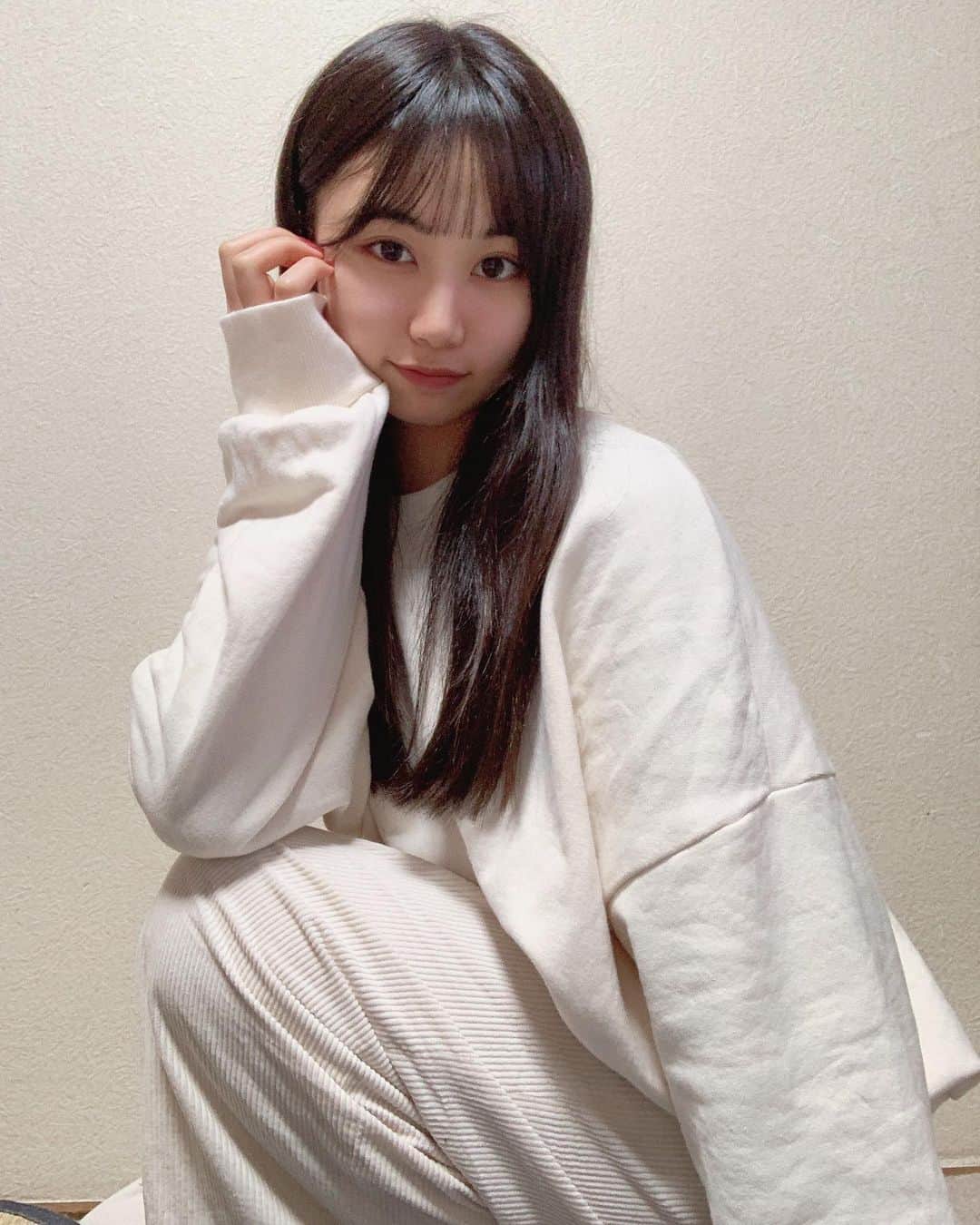 宮丸くるみのインスタグラム：「( ¯꒳¯ )ᐝ  ・ ・ ・  #リリバリ #lilyofthevalley #idol #アイドル #jk #17歳 #高校生 #ストレートヘア #ロングヘア #ぱっつん前髪 #黒髪」