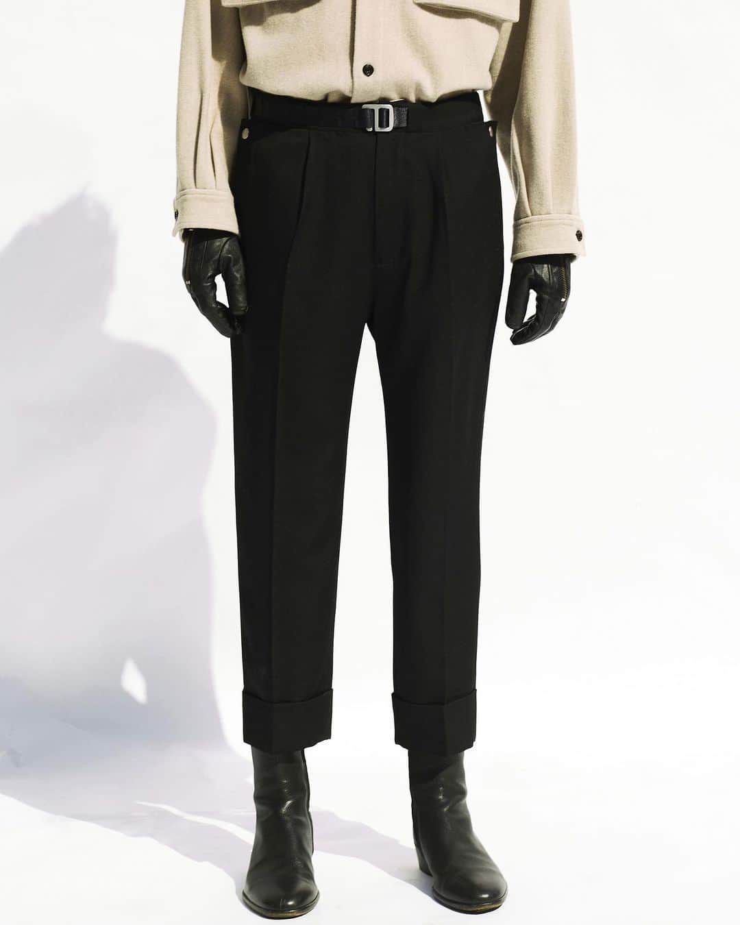 ウィザードのインスタグラム：「2020 FALL WINTER  “Metropolis Noise Laboratories"  PLEATED CROP TROUSERS  上質な2/60のウールを使用し、更に弾力性を増す加工を施す事で高級感ある風合いとハリ感を出し、足元までのすっきりとしたシルエットをキープします。 ウェストのアジャスターはクライミングパンツの機能的なディテールからサンプルングしています。  https://wizzard.stores.jp/  #wizzard_fac  #wizzard  #fashion  #tokyofashion  #streetfashion  #fashionphoto #designersbrand  #domesticbrand  #mensfashion #2020aw  #trousers  #メンズファッション #ファッションブランド #ウィザード #スラックス  #クロップドパンツ」