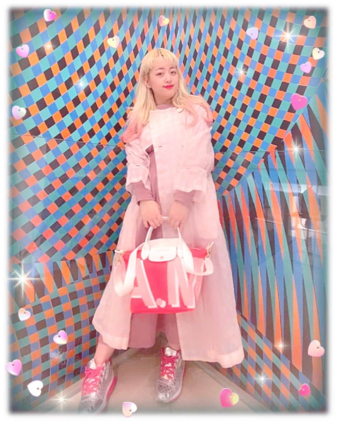 森崎アリスのインスタグラム：「🦄💖🎀🦄💖🎀🦄💖🎀🦄💖🎀 . 8月に @longchamp で オーダーした 世界に一つだけのbagが 出来上がったので 取りに行ってきました〜💖 . ロゴはAlice Morisakiの A.Mのイニシャルです💖 . . アップも投稿するね〜💖💖💖 . この写真は表参道店にて💖 . . . . #pinkfashion #moriari #pink #いいね返し #japanese #harajuku #ピンク星人 #omotesando #longchamp」
