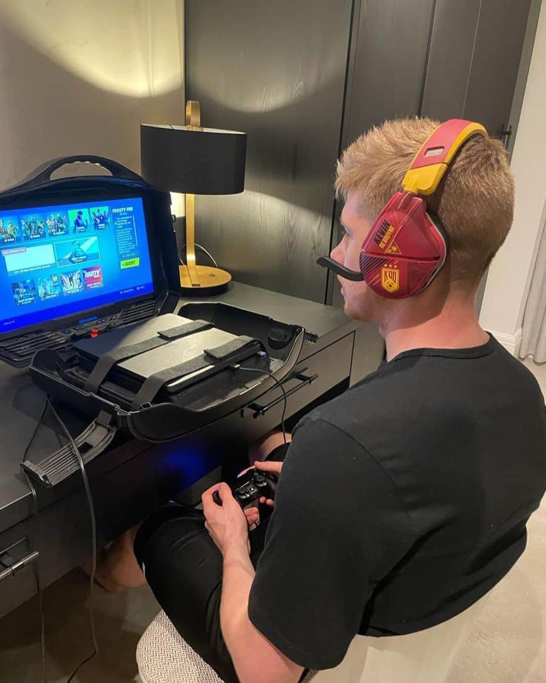 ケヴィン・デ・ブライネのインスタグラム：「Thank you @turtlebeach for my very own custom designed Stealth 700 Gen 2 headset! Awesome to game with these」