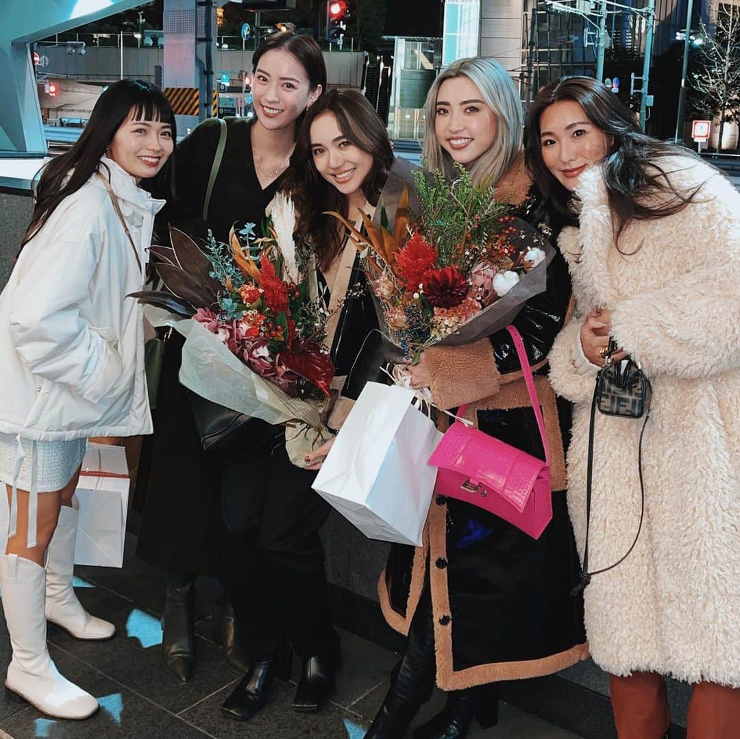 小竹麻美のインスタグラム：「12月といえば❤️ @ayano__sasaki & @alisaueno birthday❤️ 20歳の合同バースデーから、早11年。ツンだけど本当はすっごく想ってくれる彩乃となんでも報告してくれていつでも一緒だと思える有砂。これからもずーっと大好きだよ❤️」