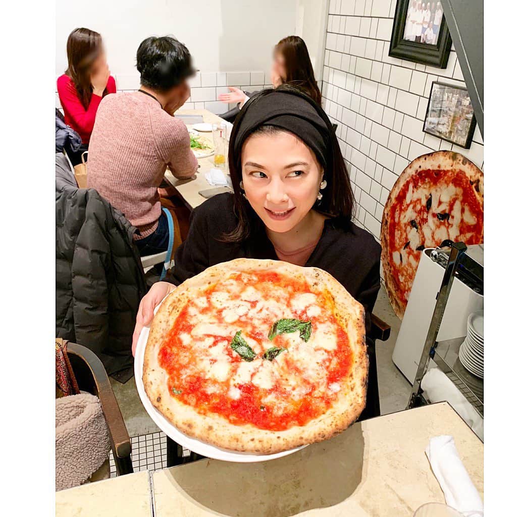 七瀬遥のインスタグラム：「前にテレビで見て気になっていたピザ屋さん🍕 めちゃくちゃ大きくてビックリ😳‼️ でも、生地が薄いから2人で一枚は食べられました😋美味しかった❤️ この間、テレビが突然壊れて😂 どうしようかな〜🙄と思いながら、ネットで注文して❣️今日届きました🤗📺💕  #ナポリ#ピザ#マルゲリータ#大きい#ビックリ#big#pizza#delicious#fun#good#friend#happy#love#happiness#good#smile#tokyo#japan」