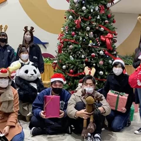 【公式】福岡ECO動物海洋専門学校のインスタグラム：「学友会執行部です🥸 今年もやってきたこの季節!!! "クリスマスイベント"開催します🎉  年内最後の大イベント 今年は抽選会を行います！  📌開催日:12月21日 📌時間:12:40〜13:00 (イベント中はコスプレOK🌟) 📌場所:1階エントランス 　　6階(カーペットルーム)  8階(トレーニングルーム) 📌内容:抽選会 ※当たりが出た人は1階エントランスにて抽選券と景品の交換!!! ※ハズレが出てもその場で参加賞の景品!! ⚠️6階8階は抽選クジを引くだけなので注意  今回はなんと"オンライン抽選会"も 同時開催します♪ 21日(月)e-boardにて当選番号を掲載します。 学籍番号が抽選番号になってるので各自チェック  抽選券と名札着用を忘れずに 沢山の参加待ってるよ!!  #福岡ECO #クリスマス #クリスマスイベント」
