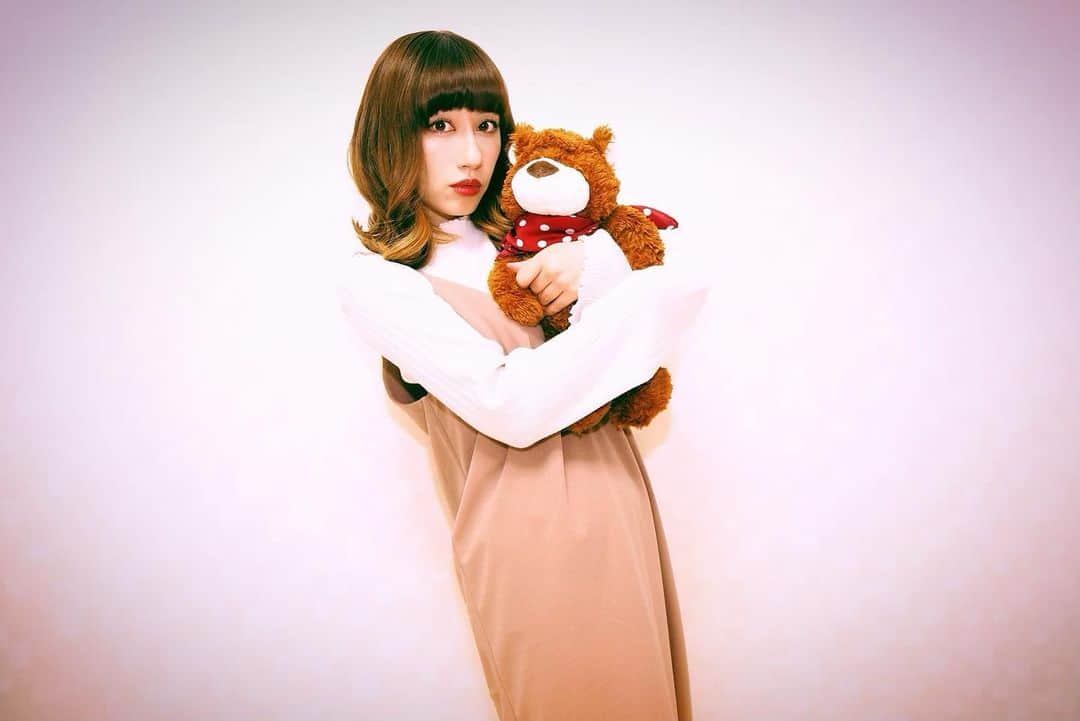 のインスタグラム：「くまー🧸  #teddybear #selfportrait」