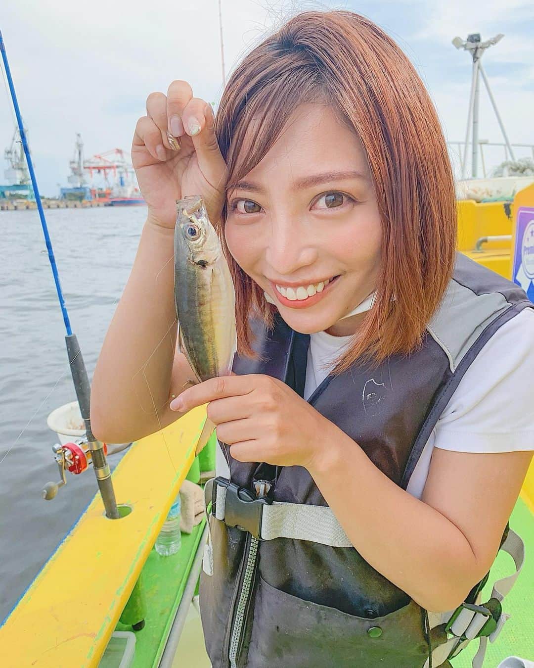 和希詩織のインスタグラム：「2020おでかけまとめ✈️🛥🎈🐟🏝 . . . 今年もいろいろ遊べて楽しかったなぁ☺️振り返り2020 . . . 新しい遊び👇 ◆#海釣り 🎣でアジ釣り行ったり アジを3枚に下ろして食べるまでが釣りの醍醐味でみんなとめちゃ笑ったし✨ 密にならないしオススメ🎣 . . ◆イルミネーション先取りで#メガイルミ　に行ったり🎠✨ . . ◆コロナ前に宮古島行ったり . . ◆#チームラボ　で写真撮りまくったりめちゃ楽しいかったなぁ☺️ 画角とか考えたり楽しいのよね！ そもそもめちゃ世界観を作り込んだ空間が昔から好きだし 絶対日常にない世界観が好き。 雑誌とか映画とかでもこのシチュエーションとか服ないやん？ってのもエンターテイメントとして好きだし。 . . . 人を楽しませる 作り込む自分も楽しむ。 これって意外と難しい。 業務的になりがちになったり 余裕がなくなることもあるし 2021年はもっと全力で好きを楽しむ年にしたいなと思う💪 . . . 楽しい時の持久力ってスゴイ力発揮するはず✨ . . . 来年はもっと旅できたらいいなぁ☺️ もしくはコロナを避けきる策を模索しよう。 . . . . . . #釣りガール #釣りスタグラム #釣り　#宮古島　#旅したくなるフォト #旅すたぐらむ #おでかけスポット #デートスポット #遊び場 #遊び心  #2020年 #イルミネーションデート」