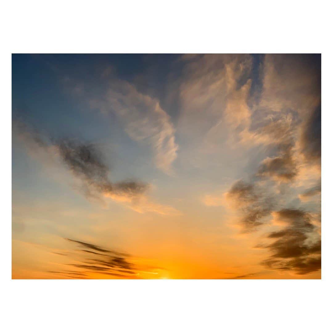 陽月華さんのインスタグラム写真 - (陽月華Instagram)「☺︎  空を見ながら 音楽を聴きながら 焼酎のお湯割りをいただく。  最高。  #夕方 #夕方の空 #空 #宮本浩次 さん #ROMANCE #おんな唄」12月18日 19時45分 - hizukihana_official