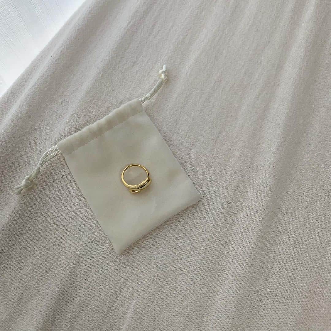 杉浦みずきのインスタグラム：「. 2021年はゴールドアクセが似合う大人な女性に昇格できるよう頑張ります リング可愛い❤︎ ・ ・ @tao.collection.official  #リング #ゴールドアクセサリー #ゴールドリング #シルバーアクセサリー #taocollection」