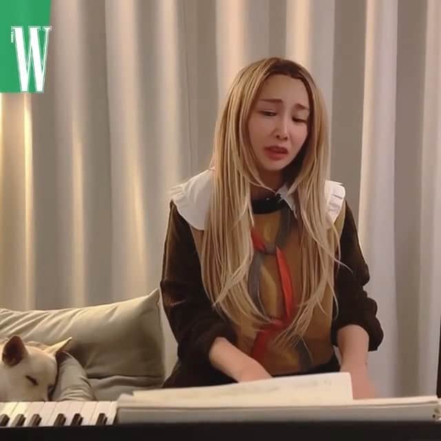 ジェアのインスタグラム：「제아캐롤 🎄(뒤에 홍숙이 자는거 킬포) W인생캐롤 믿고 듣는 보컬, 제아가 학창 시절 많이 들었다던 인생캐롤은 뭘까요? 유명 작곡가인 데이비드 포스터의 My Grown Up Christmas List입니다. 마이클 부블레, 캘리 클락슨 등 여러 아티스트의 버전이 있는데요. 잔잔한 피아노 연주와 함께 들려준 제아 버전의 캐롤은 얼마 전 가족이 된 홍숙이도 단잠에 빠지게 했군요. 여러분도 오늘 밤은 이 곡으로 따듯하게 마무리해보세요! 풀버전은 더블유 코리아 유튜브에서 확인 할 수 있습니다. @wkorea #editor_김다혜 - JeA, who has god given voice, sings favorite carol of her school days. You can enjoy the full video on W KOREA YouTube channel. - 콘텐츠 에디터ㅣ김다혜  편집ㅣ김다혜,선우현」
