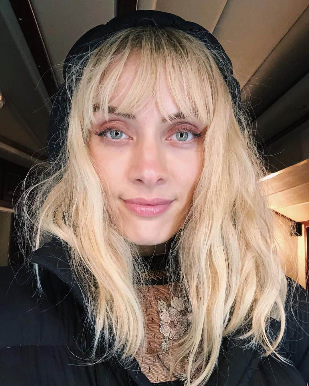 のインスタグラム：「Last night on set before I turn in to a French baguette for Christmas 🦇🎄🥖」