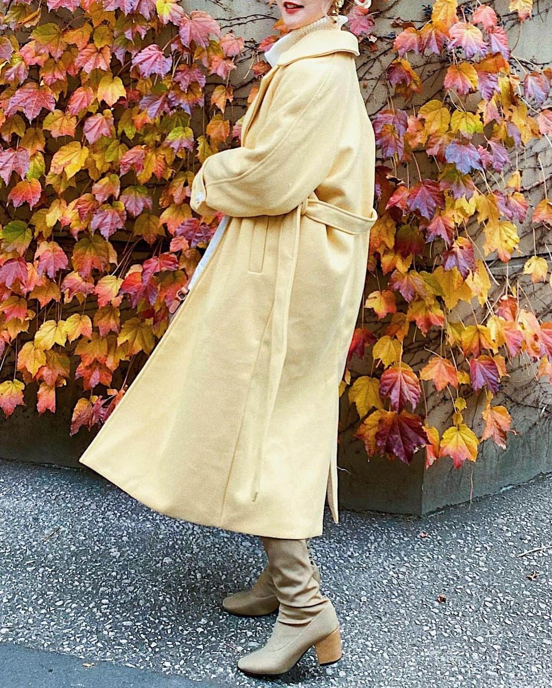 中島絢乃さんのインスタグラム写真 - (中島絢乃Instagram)「💛💛💛﻿ ﻿ ﻿ 寒すぎて手がかちこち…🥶❄️﻿ ﻿ 家の中なのに、﻿ いつも過ごしてるポジションまで﻿ 暖房が届いてないーーー！🥶🔥笑﻿ なにか暖房器具買おうかな…🤔迷う…🤔💭﻿ ﻿ ﻿ ﻿ ﻿ ある日のコーデ🍯﻿ ﻿ coat: #beep (@beep_ss )﻿ boots: #whoswhochico (@whoswhochico )﻿ ﻿ ﻿ イエローのアウターは﻿ ダウンしか持ってなかったけど、﻿ イエローのコートもかわいいなあ😌💛🐝﻿ ﻿ マスタードじゃなくて﻿ くすんだイエローだから、﻿ 春先も着られそうだ😍💛💫﻿ 𓂃 𓈒𓏸 ‎𓂃 𓈒𓏸 ‎𓂃 𓈒𓏸 ‎𓂃 𓈒𓏸 ‎𓂃 𓈒﻿ #156cm#156cmコーデ」12月18日 19時53分 - nakajima_ayano