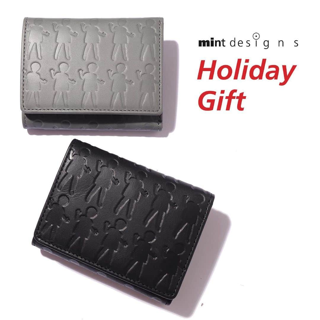 ミントデザインズさんのインスタグラム写真 - (ミントデザインズInstagram)「〈Holiday Gift Collection〉 長い時間を共にできるウォレットは、ギフトや自分へのご褒美におすすめです。  人気のDOLL型押しの三つ折りレザーウォレット。 小さめのバッグやサコッシュにも入りやすいコンパクトなサイズ感です。 カードポケットを2つ完備しており、定期を入れてそのままランスルーすることも可能です。  【ONLINE STORE送料無料・クリスマスギフトラッピングキャンペーン】 キャンペーン期間中、1万円以上お買い上げの方に送料無料のクーポンを利用回数無制限にて使用いただけます。  キャンペーン期間: 12月11日（金）〜 12月25日（金） クーポンコード：送料無料2020 お会計の際にクーポンコードを入力をお願い致します。  また、期間中はクリスマス仕様のリボンを使用したラッピングとなります。 ギフトをご希望の方は注文画面より選択ください。 12月20日(日)23:59までのご注文で、クリスマス当日にお届けが可能です。 ※クリスマス当日お届けをご希望の場合は、必ずお届け日をご指定ください。 ※ただし、上記期間中のご注文につきましても、ご注文内容に不備がある場合は 配送日時指定のご希望に沿えない場合がございます。あらかじめご了承ください。  #mintdesigns #ミントデザインズ  #gift #ギフト #holiday #holidaygifts  #クリスマス#ウォレット#wallet」12月18日 20時03分 - mintdesigns_store