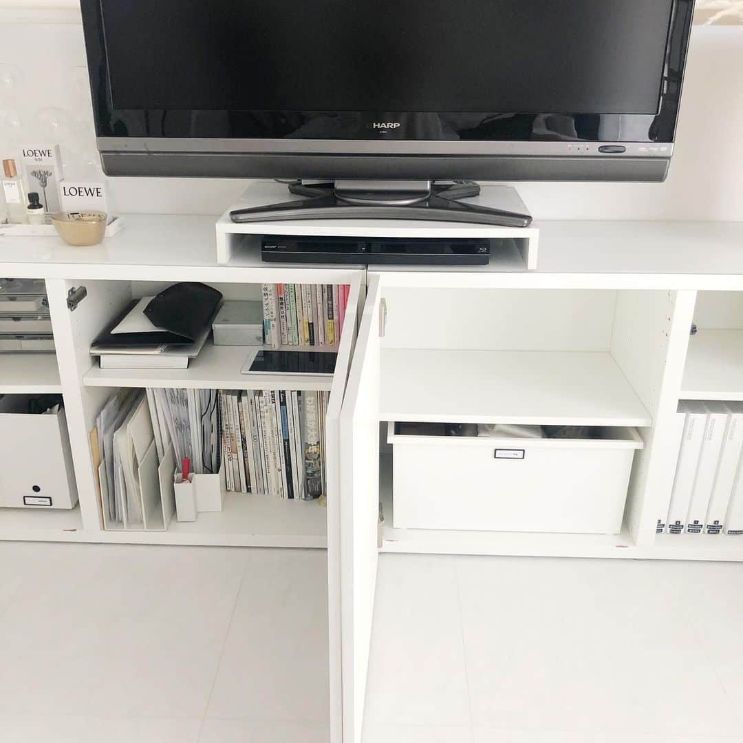 akaneのインスタグラム：「2020.12.18  今日もテレビ台収納続きますが、昨日の収納のお隣、仕事の資料や本などを収納している場所  ここに入るだけと決め、本を収納しています  本は趣味のものもあるけど、ほとんどが仕事関連のモノ  実はまだ見直し出来てません😂  本や資料は時間がある時にじっくりやりたいので、お正月にゆっくりやる予定💦  焦ってやるとダメなものもあります🙅‍♀️  思い出のものや保留品、書類系は心にゆとりのある時にやりましょう😆  少しだけ使いにくかった収納を見直し🖋  講座のテストの採点に使う赤ペンや、発送時に使うノリなど、ファイルボックスに掛けて使用していましたが、高さが低くて毎回取るのに屈むのが地味に辛いw  という事で扉裏に両面テープで貼りました！  こちらは無印のペンポケットで、本来マグネットバーに取り付けて使うものですが、軽いものなら両面テープでも問題無く使えます♪  ちょっとペンやハサミなど置いておきたいという場所にペンポケット便利です👌  また扉裏の可能性は無限大♾ まだまだこちらのテレビ台色々改造予定です😆  #living#livingdining#ikea#ikeabesta#organize  #イケア#ベストーテレビ台 #ベストー#テレビ台#テレビ台収納 #リビング収納#無印#無印良品#ペンポケット#扉裏収納#デッドスペース#デッドスペース収納#浮かせる収納#収納アイデア#整理#整理収納#収納#整理収納アドバイザー#美的収納」