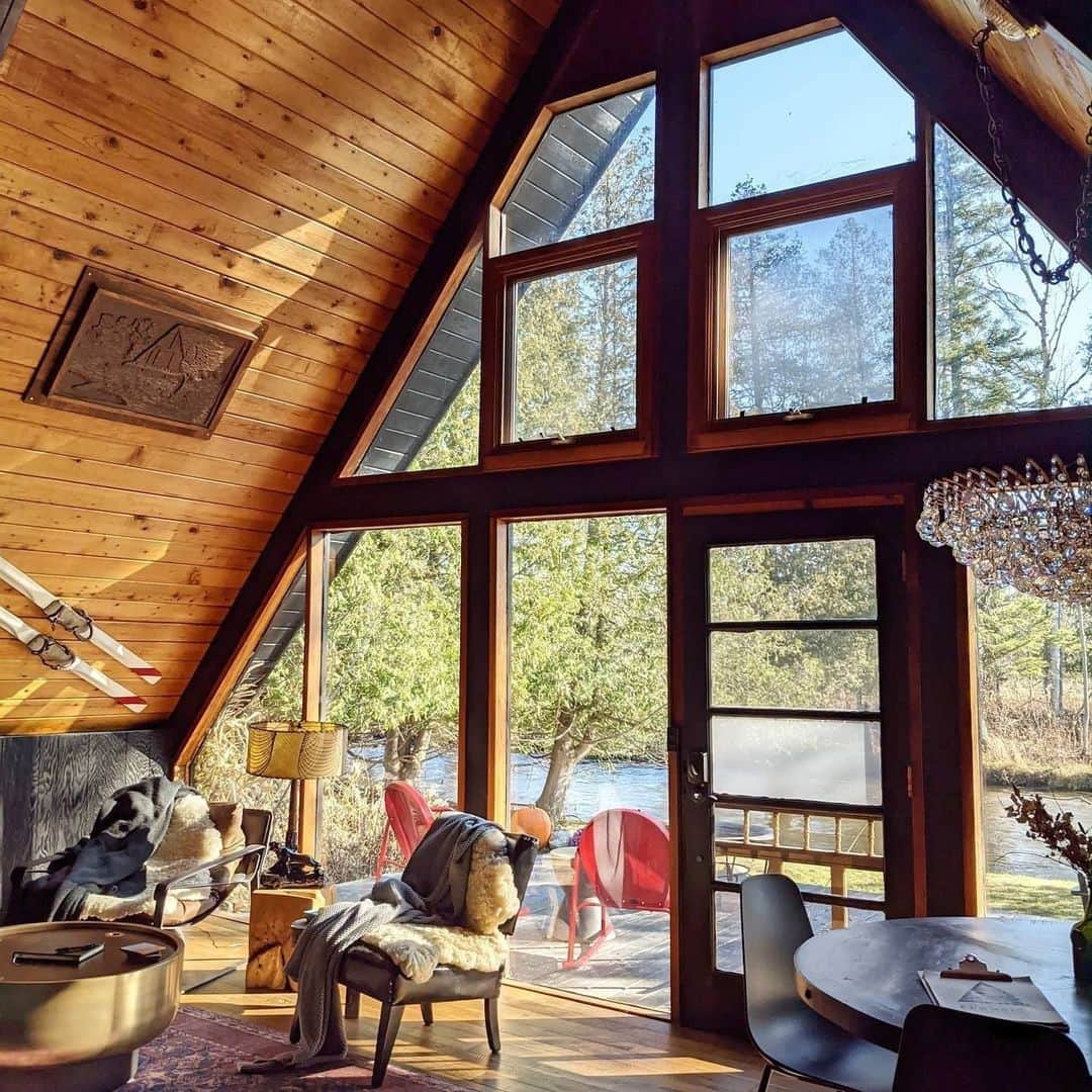 Airbnbのインスタグラム：「Superhost Holly’s riverside cabin sparkles in summer but might be even more beautiful over the holidays. Once you’ve stored up enough coziness, consider a guided winter rafting trip (tell any reluctant family members it’s a scenic drive). Your fingertips will thaw a few minutes after it’s over, but the memory of floating through tunnels of snow-covered cedars will last a lifetime.   Photo: @northern.girl.getaways」