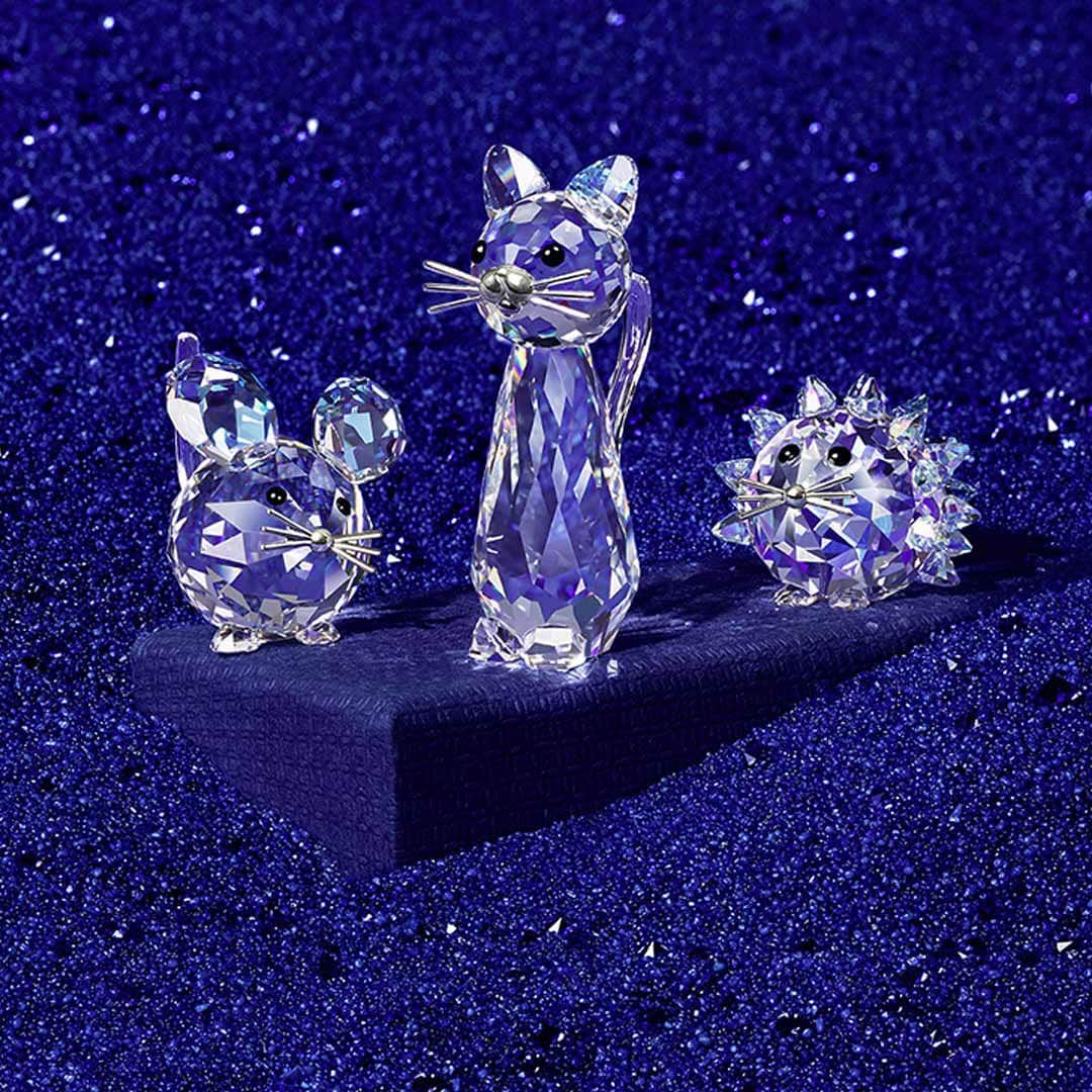 SWAROVSKIさんのインスタグラム写真 - (SWAROVSKIInstagram)「Find a unique gift with the #Swarovski125years crystal Replica figurines in their new and shimmer accents.」12月18日 20時04分 - swarovski