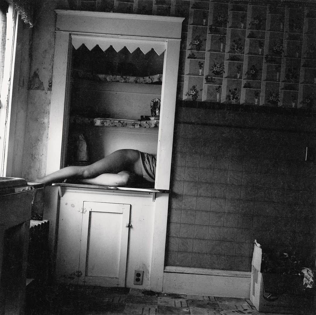 のインスタグラム：「#GagosianQuarterly: “The problem, then, is not only that women are being sent back to the home, where they are once again taking on the lion’s share of domestic work, home schooling, and everything else; it is also that, according to a well-worn tradition and grievance, this reality is unseen.” —Jacqueline Rose  As part of “New Interiorities,” a supplement guest edited by Alison M. Gingeras and Jamieson Webster for the Winter 2020 issue of the "Quarterly," Jacqueline Rose writes powerfully and soberly on the future of feminism in the time of COVID. Follow the link in our bio to read the piece. __________ #Gagosian @jamiesonwebster @alisongingeras Francesca Woodman, "Untitled," Providence, Rhode Island, 1976 © Woodman Family Foundation/Artists Rights Society (ARS), New York」