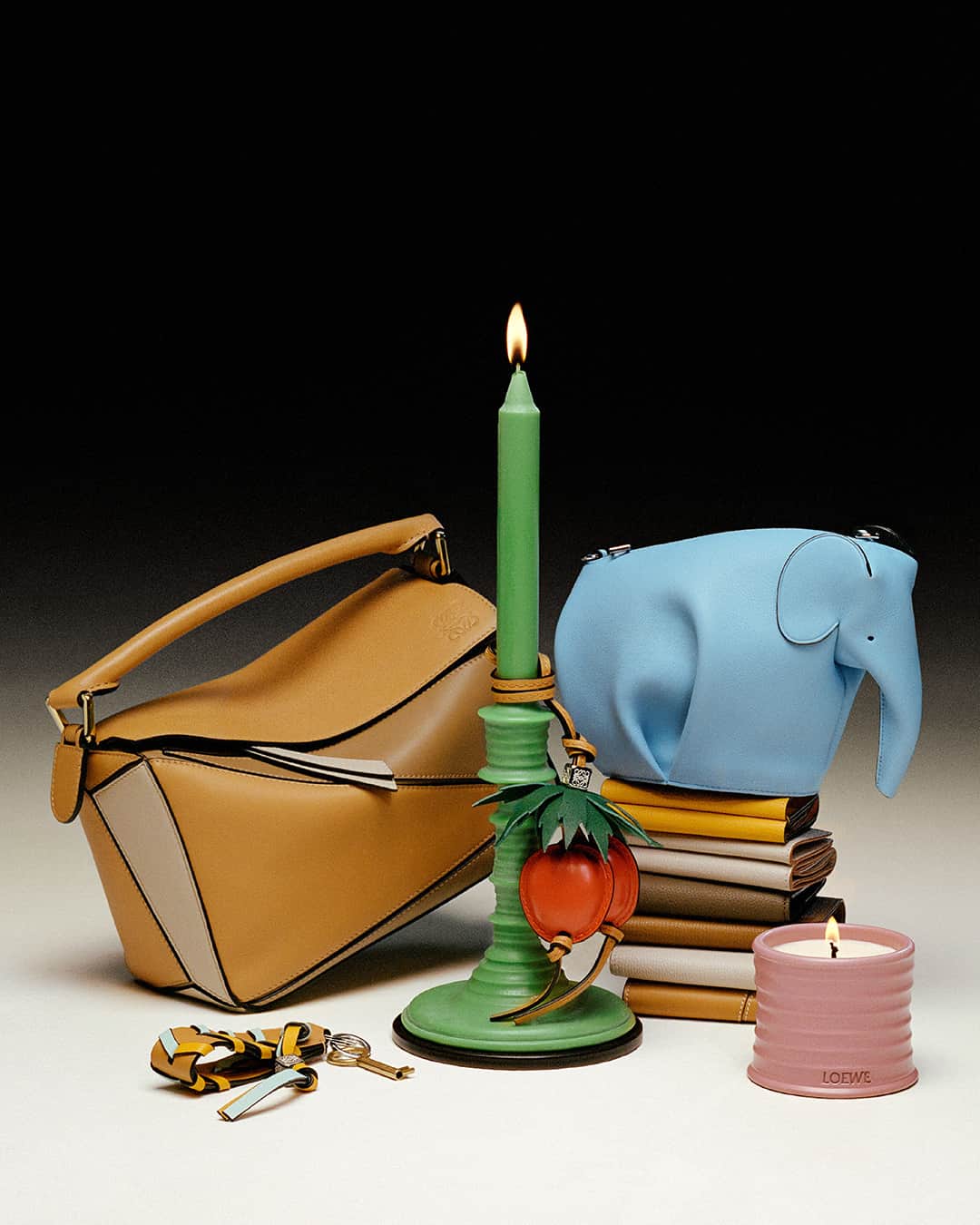 のインスタグラム：「LOEWE gifts include signature bags, handcrafted accessories and the new Home Scents collection.  Place your order today, so they arrive in time for the holiday.   loewe.com  #LOEWE #LOEWEgifts」