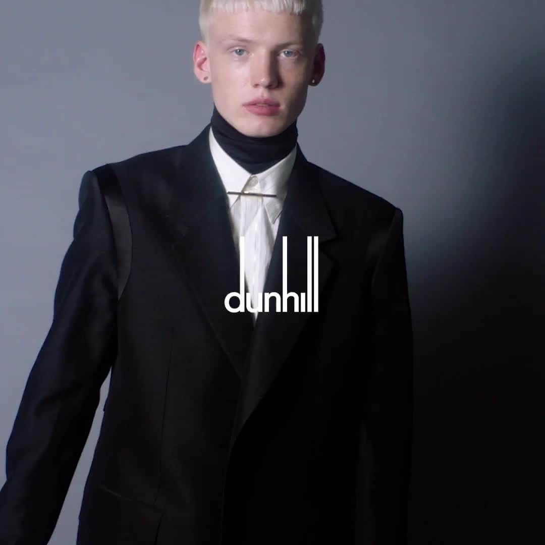 のインスタグラム：「EVENINGWEAR FESTIVE CAMPAIGN  #dunhillAW20⠀ ⠀ From our Festive Campaign 2020, featuring new collection pieces and a curated selection of gifts. ⠀ Stas is wearing an evening jacket and striped formal shirt worn over a black high neck knitted base layer, finished with a beautifully engineered collar bar in AD brass. He also carries the new metallic Lock bag. ⠀ Find more inspiration online and at our Instagram shop.⠀ ⠀ Creative Director: #MarkWeston DOP: @tristan_chenais_dop, @imagepartnership Featuring: @_zzztan_ @nextmodels⠀ ⠀ DUNHILL.COM」