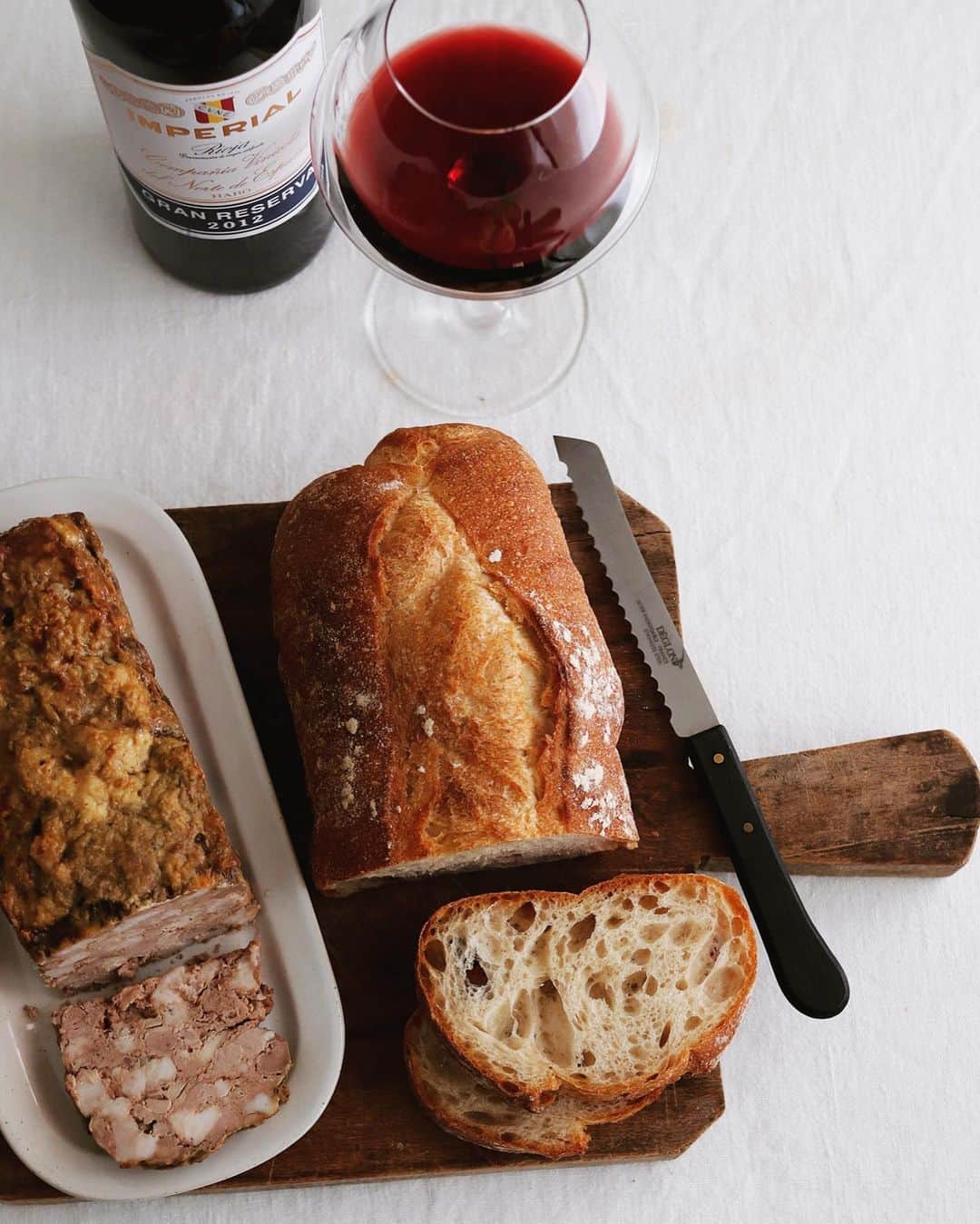 樋口正樹さんのインスタグラム写真 - (樋口正樹Instagram)「Pate, bread and wine . 自家製のパテを焼きましたので おいしいパンとワインと一緒に。 . パテは豚バラ脂身多め、鶏もも、 鶏ハツ、鶏レバを混ぜ合わせて じっくり焼いて、一晩寝かせて。 粗めでごついけど旨いのできた。 . パンはアンデルセンのまるっと ファーマーズブレッド一本用意。 皮は香ばしくて、中はしっとり、 小麦の美味さが味わえるパンで、 一本あっても簡単にペローリで パテとの相性も抜群なパンです。 @andersen_official_jp . ワインはスペインの"Cune"より、 "IMPERIAL Gran Reserva 2012" @cvnevino . . . #ワインとパン #パテ #パテカン #パテドカンパーニュ #自家製パテ #アンデルセン #アンデルセンのパン #ヒュッゲ #デンマーク #ファーマーズブレッド #パンのある暮らし #パンのある生活 #パンスタグラム #パン大好き #imperialgranreserva #patedecampagne #pâté #andersen #bread #bakery #hygge #copenhagen #bageri #denmark #breadlover #hyggelife #🇩🇰」12月18日 20時01分 - higuccini