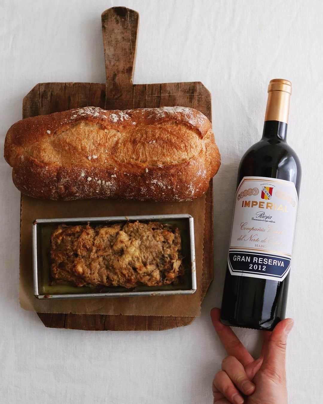 樋口正樹さんのインスタグラム写真 - (樋口正樹Instagram)「Pate, bread and wine . 自家製のパテを焼きましたので おいしいパンとワインと一緒に。 . パテは豚バラ脂身多め、鶏もも、 鶏ハツ、鶏レバを混ぜ合わせて じっくり焼いて、一晩寝かせて。 粗めでごついけど旨いのできた。 . パンはアンデルセンのまるっと ファーマーズブレッド一本用意。 皮は香ばしくて、中はしっとり、 小麦の美味さが味わえるパンで、 一本あっても簡単にペローリで パテとの相性も抜群なパンです。 @andersen_official_jp . ワインはスペインの"Cune"より、 "IMPERIAL Gran Reserva 2012" @cvnevino . . . #ワインとパン #パテ #パテカン #パテドカンパーニュ #自家製パテ #アンデルセン #アンデルセンのパン #ヒュッゲ #デンマーク #ファーマーズブレッド #パンのある暮らし #パンのある生活 #パンスタグラム #パン大好き #imperialgranreserva #patedecampagne #pâté #andersen #bread #bakery #hygge #copenhagen #bageri #denmark #breadlover #hyggelife #🇩🇰」12月18日 20時01分 - higuccini