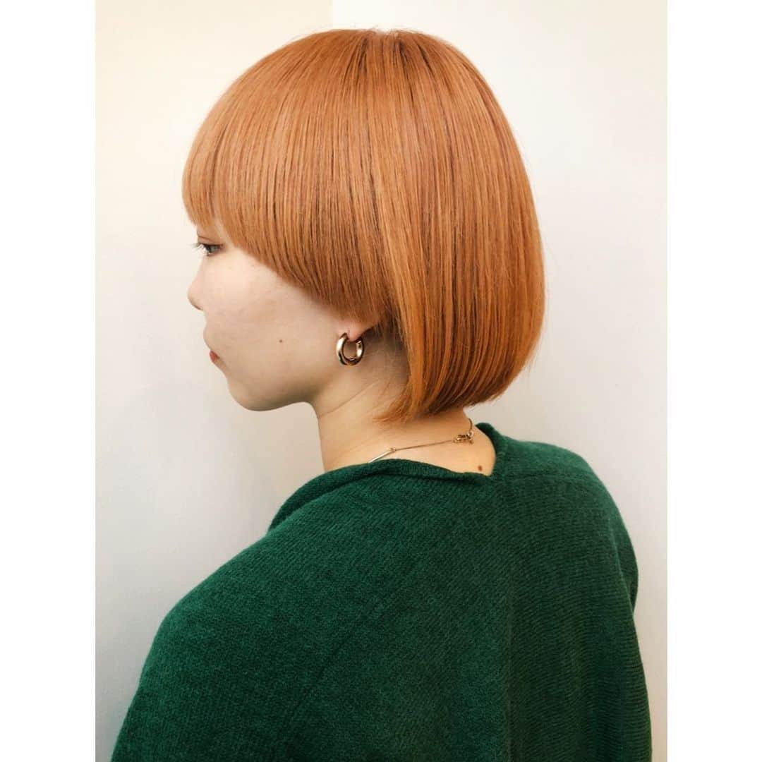 のインスタグラム：「▼ vetica guest hair▼  ペールなオレンジベージュのハイトーン。 ワイドな前髪でちょっと個性をプラス。 🍂🌾🍁  hair @eitayoshinari   #vetica #tokyo #harajuku #ladies #beauty #hair #cut #color」