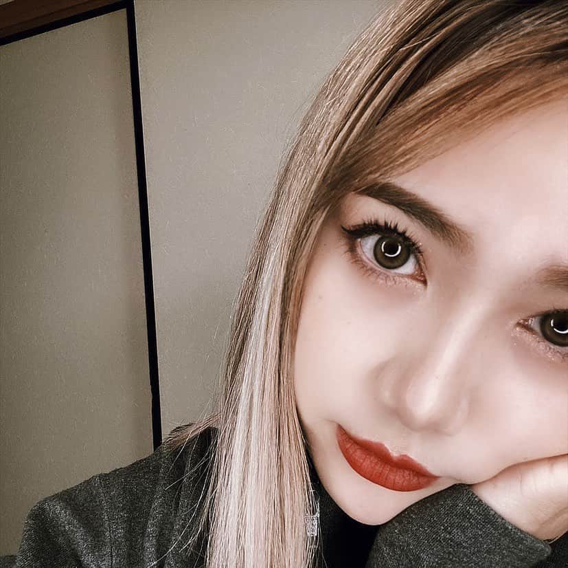 のインスタグラム：「・ ・ 今日の私Make💄 久々につけま付けた〜！ ドーリーウィンクを使ったアイメイク👁  【Cosme】 カスタムシャドウ 左上:07 マンダリンゴールド 左下:08 アンバーローズ 右上:10 シャンパンバニラ 右下:05 ビターブラウン  アイライン マイベストライナーカーキブラウン  つけまつげ イージーラッシュ08黒目強調  #make #makeup #メイク #dollywink」