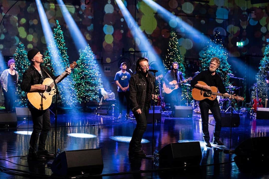 U2さんのインスタグラム写真 - (U2Instagram)「Tune in tonight at 9:35pm Irish time for some music in support of @glenhansard and @latelaterte Busk For @dublinsimoncommunity on RTÉ One」12月18日 20時06分 - u2