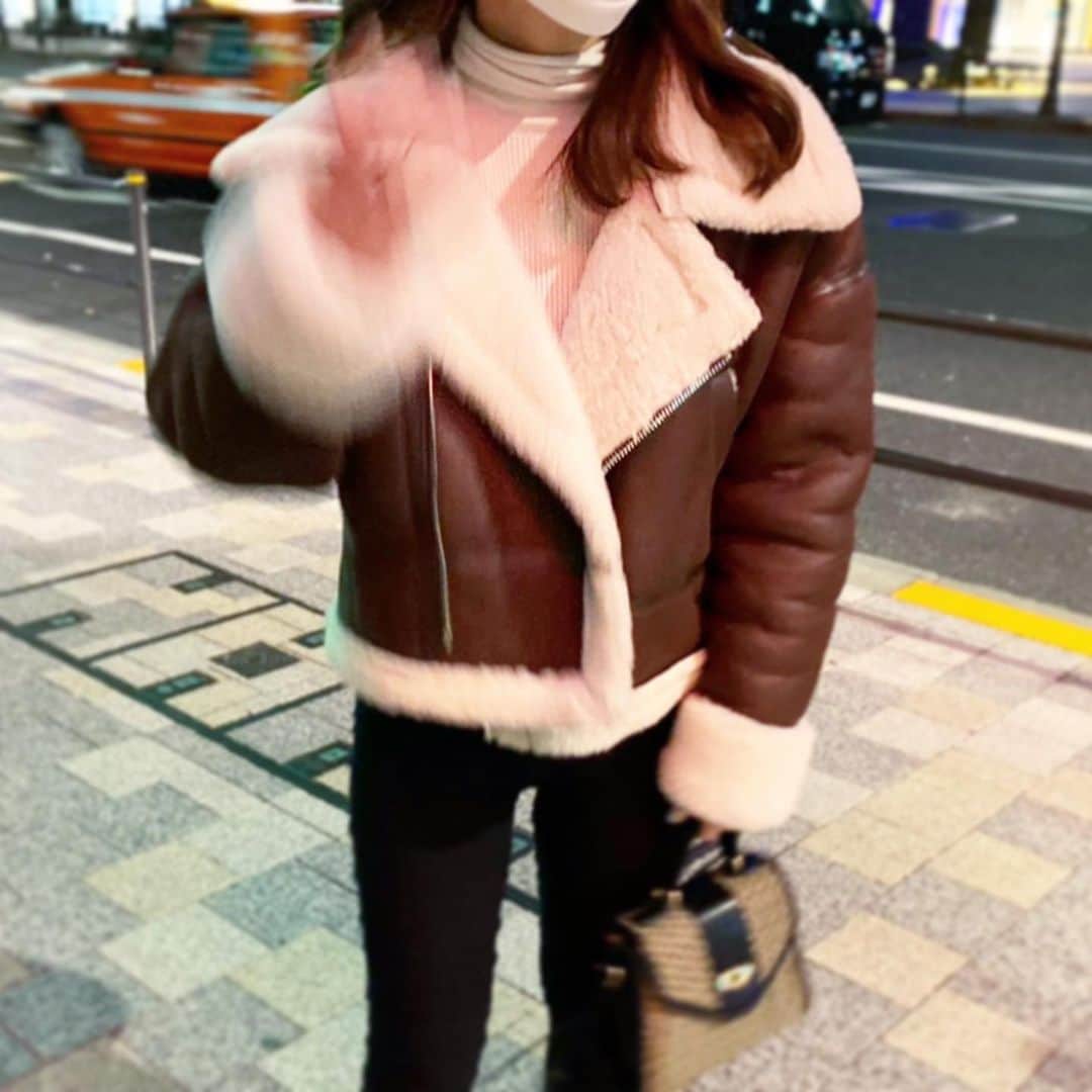 村田莉さんのインスタグラム写真 - (村田莉Instagram)「最近本当に寒過ぎて、今年遂にボアジャケットデビューした⛄️🧶 @stella_tokyo.jp  めっちゃ暖かい。なんで今までの人生で着てこなかったんだ。 ボリューミーだけどショート丈だからスキニーとの相性も抜群✌🏻💛 . #スキニーの下にはタイツ #寒がりの暑がりは大変 #2枚目ぶれぶれ #ピースしてるっぽいけどしてない #開けても閉めても可愛い #でも寒いから大体閉めてる #오오티디 #패션스타그램 #데일리룩 #패션 #겨울 #겨울코디 #ootd #fashion」12月18日 20時08分 - murata_mari