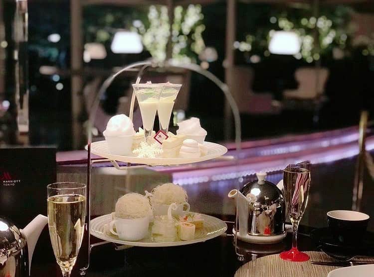 東京マリオットホテルさんのインスタグラム写真 - (東京マリオットホテルInstagram)「ホワイトスノーハイティー✨  乾杯用のグラスシャンパンがついたちょっと大人なハイティーはいかがですか？  お酒も甘いものも楽しみたいお客様にぴったりです🥰  夜デートやお仕事帰りの女子会に是非ご利用ください。  こちらの素敵な写真は @rererenoreeeee_ さんにお撮りいただきました。ありがとうございます！  詳細はプロフィールのリンクから公式サイトへ。  Share your own images with us by tagging @tokyomarriott @tokyomarriott をつけてご投稿ください！公式アカウントからご紹介させていただく事があります。 ————————————————————— #tokyomarriott #tokyohotel #marriott #marriotthotel #marriottbonvoy #hotellife #shinagawa #tokyo #東京マリオットホテル #マリオット #ホテル好き #東京ホテル #ホテルライフ #アフタヌーンティー巡り #アフタヌーンティー部 #ハイティー #ヌン活 #品川グルメ #品川カフェ #東京アフタヌーンティー #女子会ディナー #女子会プラン」12月18日 20時09分 - tokyomarriott