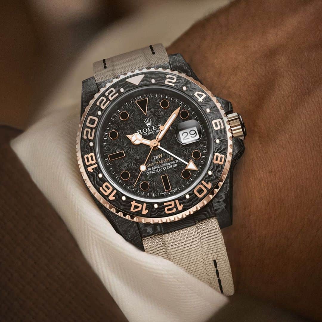 WATCHMANIAのインスタグラム：「The GMT Everose project by @diw_official was crafted on a special request. As only 1 piece was crafted, this is one of the rarest custom projects ever made in existence. What do you think?  #DiW #DiW_watch #DiWcustomwatches #customwatch #diwwatches #diwwatch #DesignaIndividualwatches #RolexDiW #customrolex #watchcollector #rolexwatch #GMTmaster2」