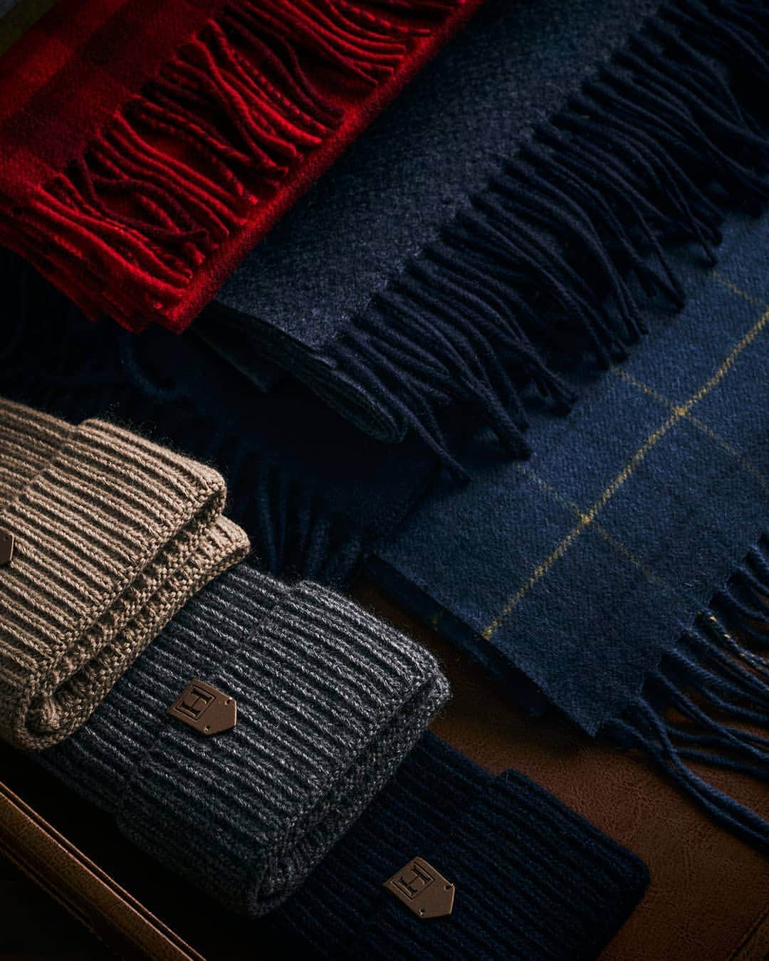 ハケットのインスタグラム：「Upgrade your winter accessories with our luxe scarf selection and our cashmere beanies. Explore this and more at the link in our bio #STAYHackett」