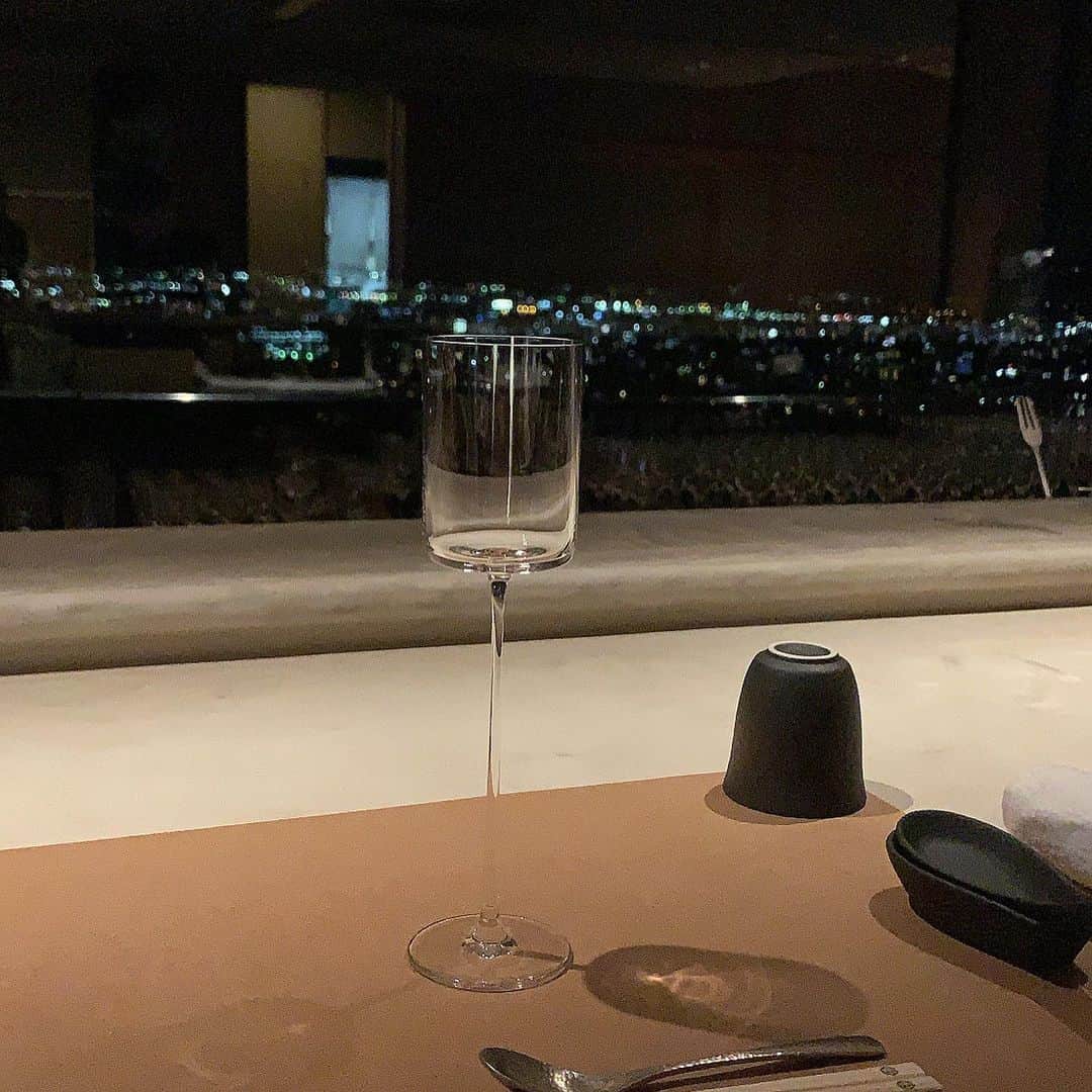 ukapiのインスタグラム：「⠀ ⠀ ご飯も美味しくって、 お酒も美味しくって進んだ😫♡ ⠀ すっごく思い出になったね🥰 ⠀ ⠀ 1枚目のグラスの美しさ✨🥂 こんな素敵なやつほしぃ(扱えないけど) ⠀ ⠀ #奈良ホテル#アンドホテル奈良若草山 #andohotel奈良若草山」