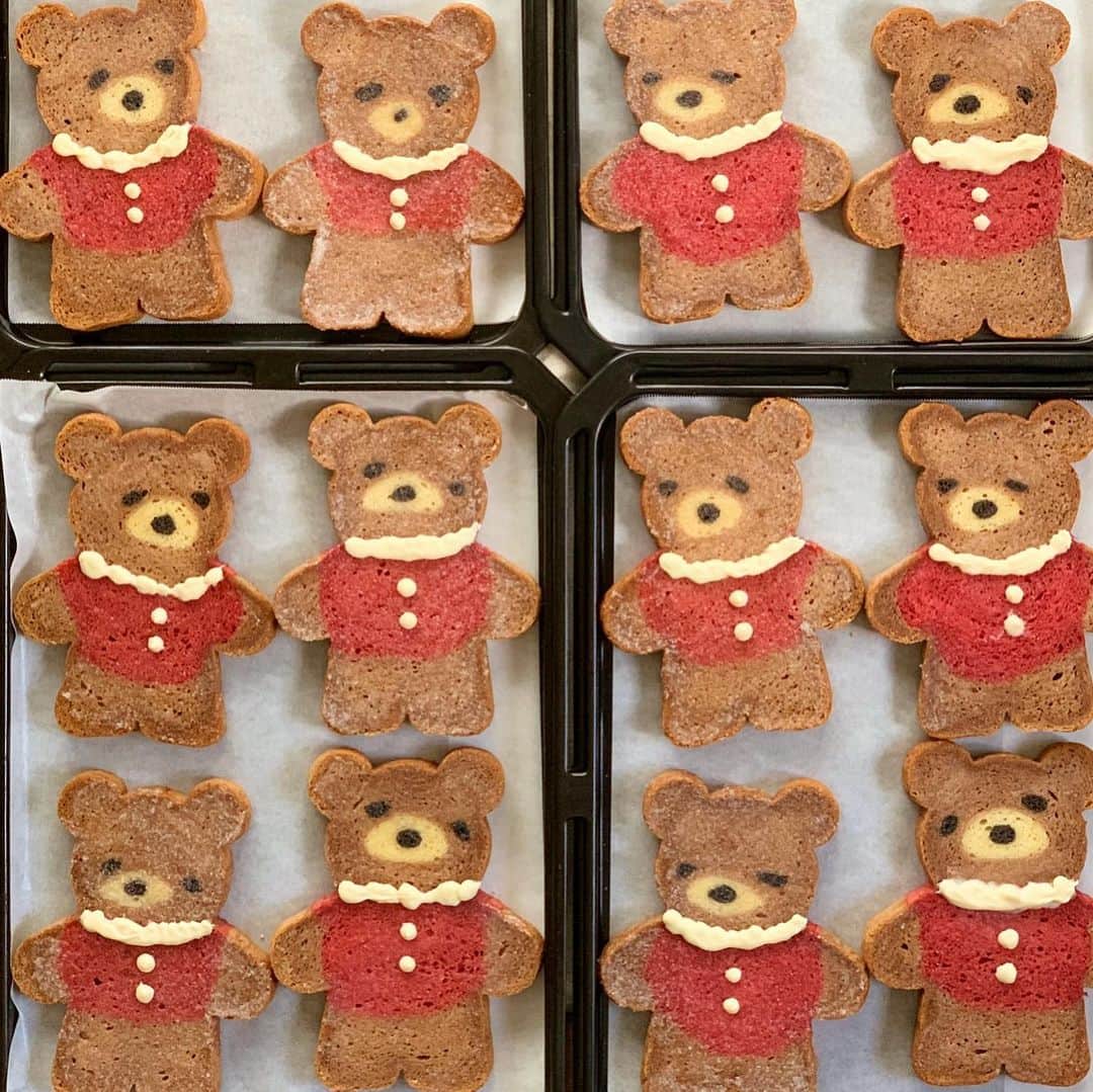Ranさんのインスタグラム写真 - (RanInstagram)「. . #イラストパン #konelのくまパン  . .  Konel Bear Rusk 🍪💕 . . さっきのくまちゃんをラスクにして、 ホワイトチョコでお洋服をサンタ風におめかし♩ こちらは、 先日のパン教室で生徒さまにお渡しした、 クリスマスプレゼントの中身その①です☺️ . . . . #bread #baker #sweets #rusk #teddybear  #bear #cake #christmas #bear #christmaspresent #christmasfood #kawaii #パン #食パン #手作りパン #ラスク #手作りおかし #手作りおやつ #クリスマス　#クリスマスプレゼント #クリスマスコスプレ #サンタ #焼き菓子 #手作りクッキー #手作りスイーツ #テディベア #キミドリファーム #パン教室 #konel」12月18日 11時12分 - konel_bread
