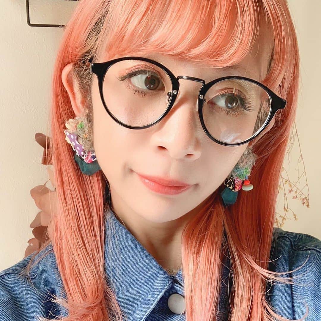 のインスタグラム：「タピエスタイル渋谷ヒカリエ店 5階です。  渋谷ヒカリエ店 Hug（ハグ）から新たに追加いただきました！ 次々と制作くださり 鮮度を自慢出来るブランドです。  遊泳ピアス・イヤリング 各¥1500税別  写真２枚目  渋谷ヒカリエ店 Hug（ハグ）です。  隕石ピアス・イヤリング 各¥1500-  タピエ様に出品作品のピアスは チタンピアスを使用しておりますので アレルギーの方にもご安心してお使いください。  プラバンやレジンで作った、隕石のカケラをイメージしたモチーフをメインに左右非対称のデザインに仕上げました。 ひとつとして同じものがこの世にありませんので、オンリーワンのアクセサリーをお探しの方に是非‼︎  また、2ページからは 何種類もの糸を引き揃えて編んだ、モコモコの手編みモチーフに、人形のうろこを重ねたようなイメージでリボンを彩ったイヤーアクセサリーです。 左右アシンメトリーに、手作りのプラバンパーツやスパンコール・ビーズなどをあしらいました。  大ぶりのイヤーアクセサリーで冬のモノトーンコーデに遊び心をプラスしてくださいね♪  東京都渋谷区渋谷2-21-1 渋谷ヒカリエShinQs 5F 渋谷ヒカリエ ShinQs 5F phone:03-6427-5301  東急東横線・田園都市線、東京メトロ半蔵門線・副都心線「渋谷駅」15番出口と直結。 JR線、東京メトロ銀座線、京王井の頭線「渋谷駅」と2F連絡通路で直結。  #渋谷ヒカリエshinqs  #タピエスタイル  #hug」