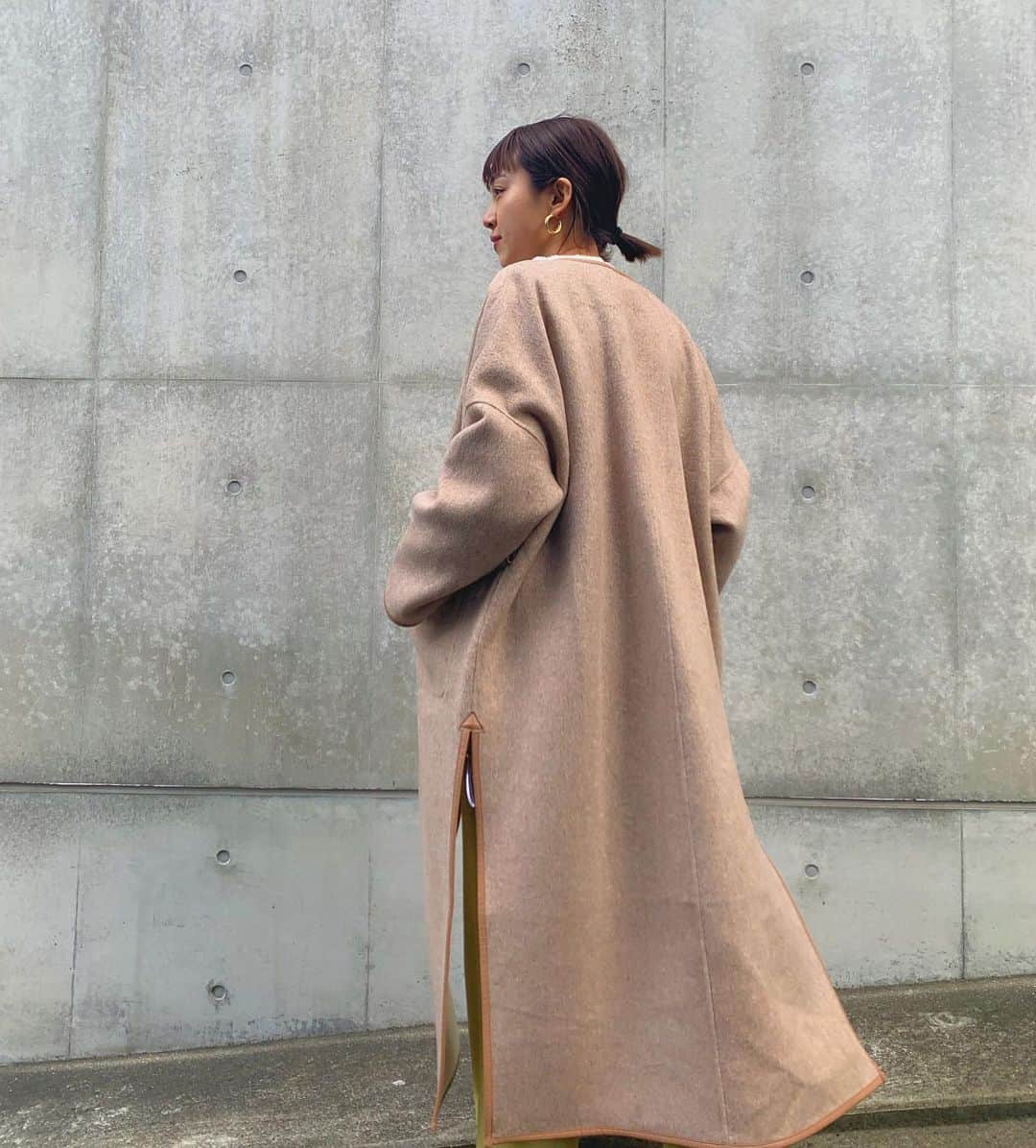 春名亜美さんのインスタグラム写真 - (春名亜美Instagram)「リバーシブルできるパイピングノーカラーコート🍂  ベージュver.でもホワイトver.でも可愛い♥︎⏩動画あり ・ ・ #パイピングノーカラーコート @fromfirstmusee  #シャツドッキングニット @fromfirstmusee  #パイピングノーカラーコート　@fromfirstmusee  #カラースリットパンツ @fromfirstmusee  #bag @hermes  #shoes @maisonmargiela  ・ ・ #fromfirstmusee #MUSEE #フロムファーストミュゼ #ママコーデ #ママコーディネート #足袋ブーツ #maisonmargiela #マルジェラ足袋 #マルジェラ」12月18日 11時15分 - amiharunaami