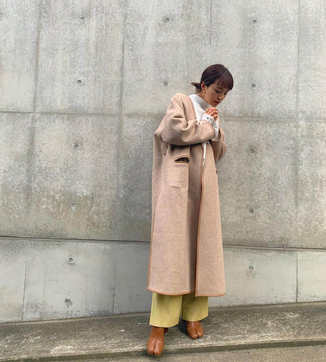 春名亜美さんのインスタグラム写真 - (春名亜美Instagram)「リバーシブルできるパイピングノーカラーコート🍂  ベージュver.でもホワイトver.でも可愛い♥︎⏩動画あり ・ ・ #パイピングノーカラーコート @fromfirstmusee  #シャツドッキングニット @fromfirstmusee  #パイピングノーカラーコート　@fromfirstmusee  #カラースリットパンツ @fromfirstmusee  #bag @hermes  #shoes @maisonmargiela  ・ ・ #fromfirstmusee #MUSEE #フロムファーストミュゼ #ママコーデ #ママコーディネート #足袋ブーツ #maisonmargiela #マルジェラ足袋 #マルジェラ」12月18日 11時15分 - amiharunaami