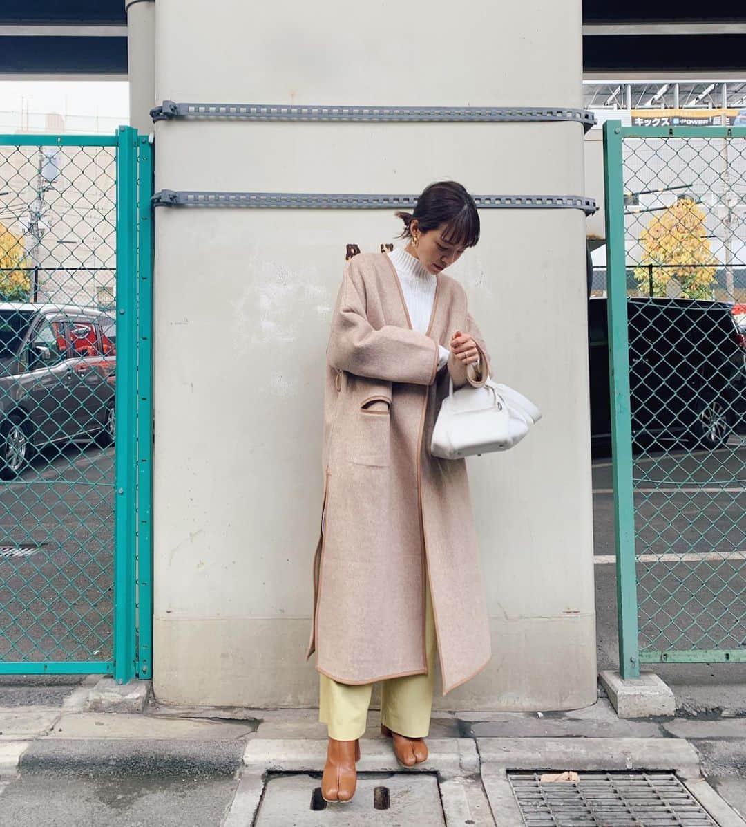 春名亜美さんのインスタグラム写真 - (春名亜美Instagram)「リバーシブルできるパイピングノーカラーコート🍂  ベージュver.でもホワイトver.でも可愛い♥︎⏩動画あり ・ ・ #パイピングノーカラーコート @fromfirstmusee  #シャツドッキングニット @fromfirstmusee  #パイピングノーカラーコート　@fromfirstmusee  #カラースリットパンツ @fromfirstmusee  #bag @hermes  #shoes @maisonmargiela  ・ ・ #fromfirstmusee #MUSEE #フロムファーストミュゼ #ママコーデ #ママコーディネート #足袋ブーツ #maisonmargiela #マルジェラ足袋 #マルジェラ」12月18日 11時15分 - amiharunaami