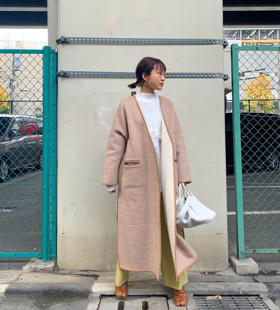 春名亜美さんのインスタグラム写真 - (春名亜美Instagram)「リバーシブルできるパイピングノーカラーコート🍂  ベージュver.でもホワイトver.でも可愛い♥︎⏩動画あり ・ ・ #パイピングノーカラーコート @fromfirstmusee  #シャツドッキングニット @fromfirstmusee  #パイピングノーカラーコート　@fromfirstmusee  #カラースリットパンツ @fromfirstmusee  #bag @hermes  #shoes @maisonmargiela  ・ ・ #fromfirstmusee #MUSEE #フロムファーストミュゼ #ママコーデ #ママコーディネート #足袋ブーツ #maisonmargiela #マルジェラ足袋 #マルジェラ」12月18日 11時15分 - amiharunaami