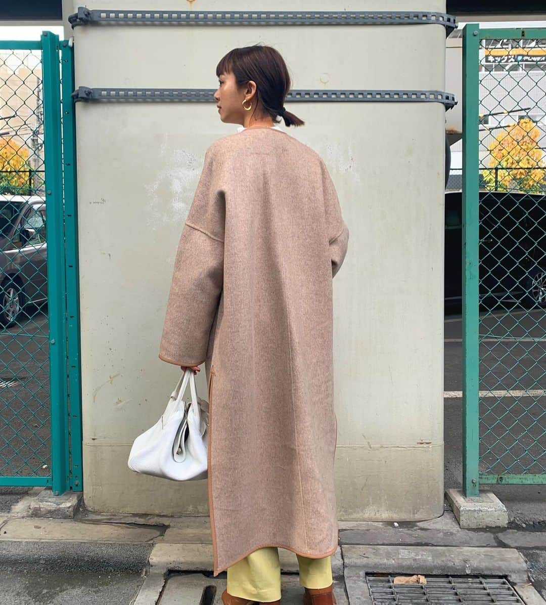 春名亜美さんのインスタグラム写真 - (春名亜美Instagram)「リバーシブルできるパイピングノーカラーコート🍂  ベージュver.でもホワイトver.でも可愛い♥︎⏩動画あり ・ ・ #パイピングノーカラーコート @fromfirstmusee  #シャツドッキングニット @fromfirstmusee  #パイピングノーカラーコート　@fromfirstmusee  #カラースリットパンツ @fromfirstmusee  #bag @hermes  #shoes @maisonmargiela  ・ ・ #fromfirstmusee #MUSEE #フロムファーストミュゼ #ママコーデ #ママコーディネート #足袋ブーツ #maisonmargiela #マルジェラ足袋 #マルジェラ」12月18日 11時15分 - amiharunaami