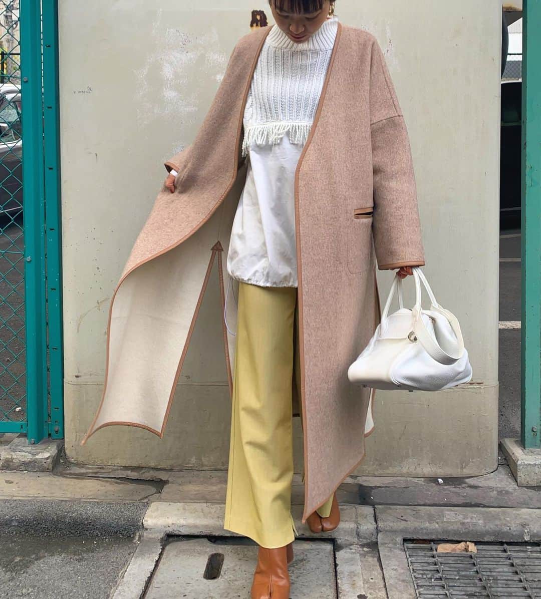 春名亜美さんのインスタグラム写真 - (春名亜美Instagram)「リバーシブルできるパイピングノーカラーコート🍂  ベージュver.でもホワイトver.でも可愛い♥︎⏩動画あり ・ ・ #パイピングノーカラーコート @fromfirstmusee  #シャツドッキングニット @fromfirstmusee  #パイピングノーカラーコート　@fromfirstmusee  #カラースリットパンツ @fromfirstmusee  #bag @hermes  #shoes @maisonmargiela  ・ ・ #fromfirstmusee #MUSEE #フロムファーストミュゼ #ママコーデ #ママコーディネート #足袋ブーツ #maisonmargiela #マルジェラ足袋 #マルジェラ」12月18日 11時15分 - amiharunaami