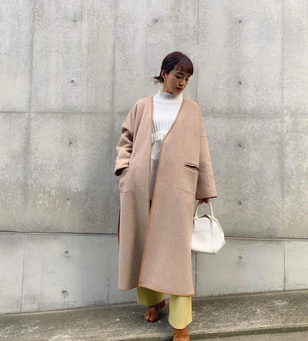 春名亜美さんのインスタグラム写真 - (春名亜美Instagram)「リバーシブルできるパイピングノーカラーコート🍂  ベージュver.でもホワイトver.でも可愛い♥︎⏩動画あり ・ ・ #パイピングノーカラーコート @fromfirstmusee  #シャツドッキングニット @fromfirstmusee  #パイピングノーカラーコート　@fromfirstmusee  #カラースリットパンツ @fromfirstmusee  #bag @hermes  #shoes @maisonmargiela  ・ ・ #fromfirstmusee #MUSEE #フロムファーストミュゼ #ママコーデ #ママコーディネート #足袋ブーツ #maisonmargiela #マルジェラ足袋 #マルジェラ」12月18日 11時15分 - amiharunaami