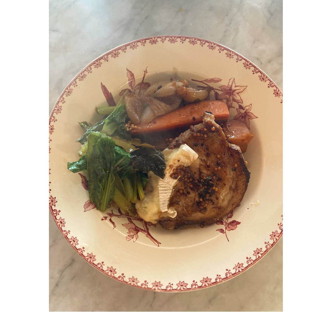 journaleatripのインスタグラム：「. Housekeeper  ブレゼする。 お肉に下味をつけて焼き 少量の水分でお野菜と一緒に蓋をして蒸し焼きにする料理法。 昨日のラジオのゲストは伝説の家政婦タサン志麻さん。  長年プロの世界で培った腕とエプロン一つでお宅にお邪魔しその場にあるもので一週間分のお料理を作り置きして帰る。 話を聞いてるだけで大興奮、凄い仕事だと感嘆。  周りに共働きしながらにして小さな子供がいる家族は多い。 いつも主婦に頭が上がらず尊敬している私。 ケータリングでも料理教室でもレストランでもなくこんな道があったとは！ 志麻さんに 時間がなく美味しくできる一番のお勧め料理は？の質問に "ブレゼ"と 答えが返ってきた。  深夜に湯気がでる温かい料理は 20分ほどで出来上がった。  #柿豚#リバーワイルド#こんちゃんマスタード#jwave813#sarayaenjoynaturalstyle」